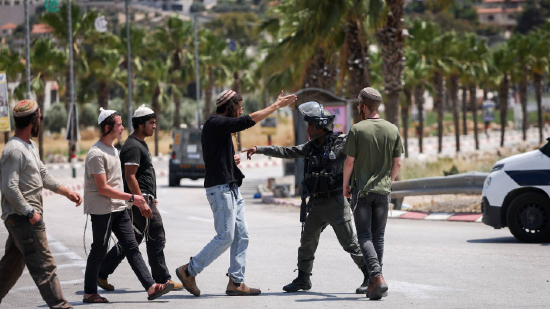 جندي مع عدد من المستوطنين الإسرائيليين في الضفة الغربية