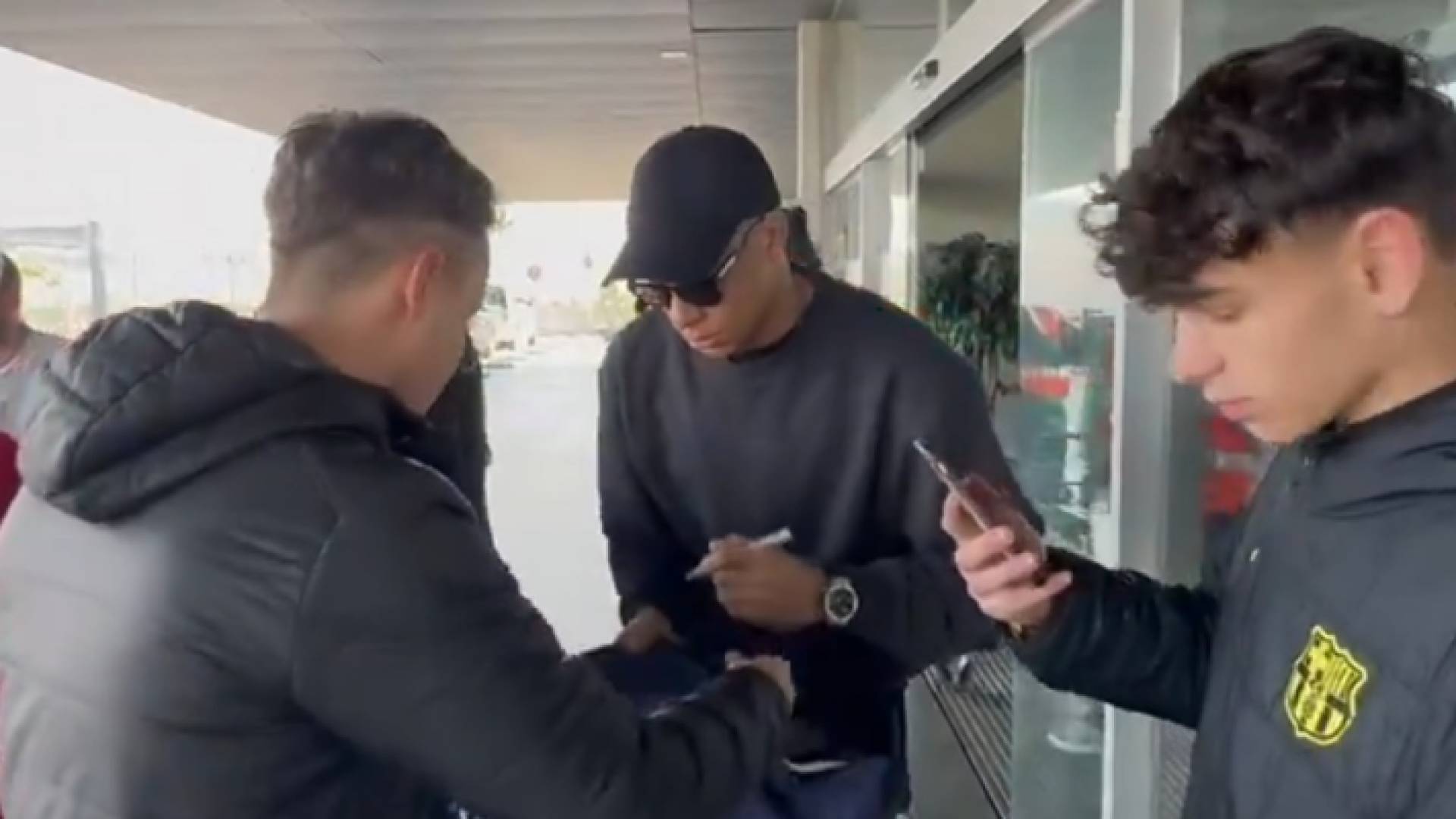 النجم الفرنسي كيليان مبابي في مطار برشلونة