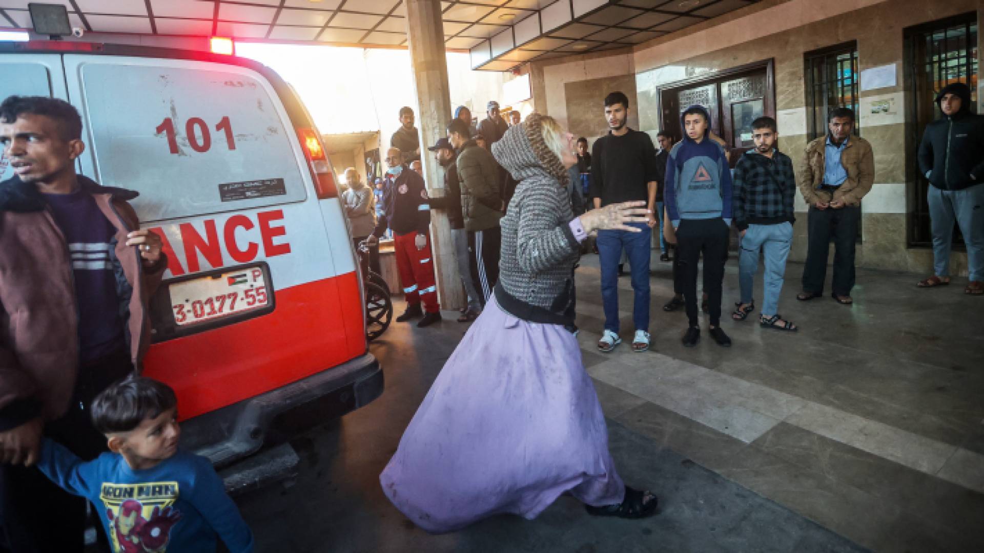 فلسطينية تبكي عند مدخل مجمع ناصر الطبي في قطاع غزة