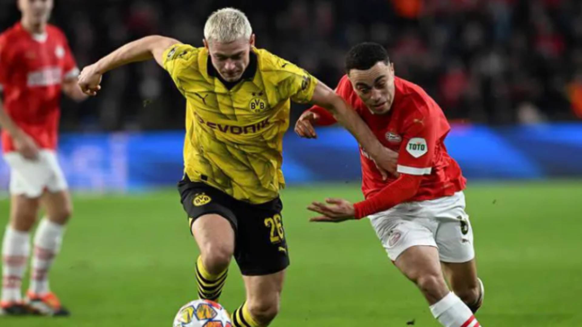 لاعبا دورتموند الألماني وآيندهوفن الهولندي