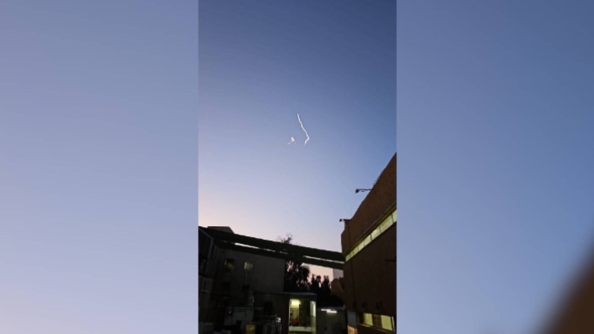 لحظة اعتراض صواريخ أطلقت صوب تل أبيب