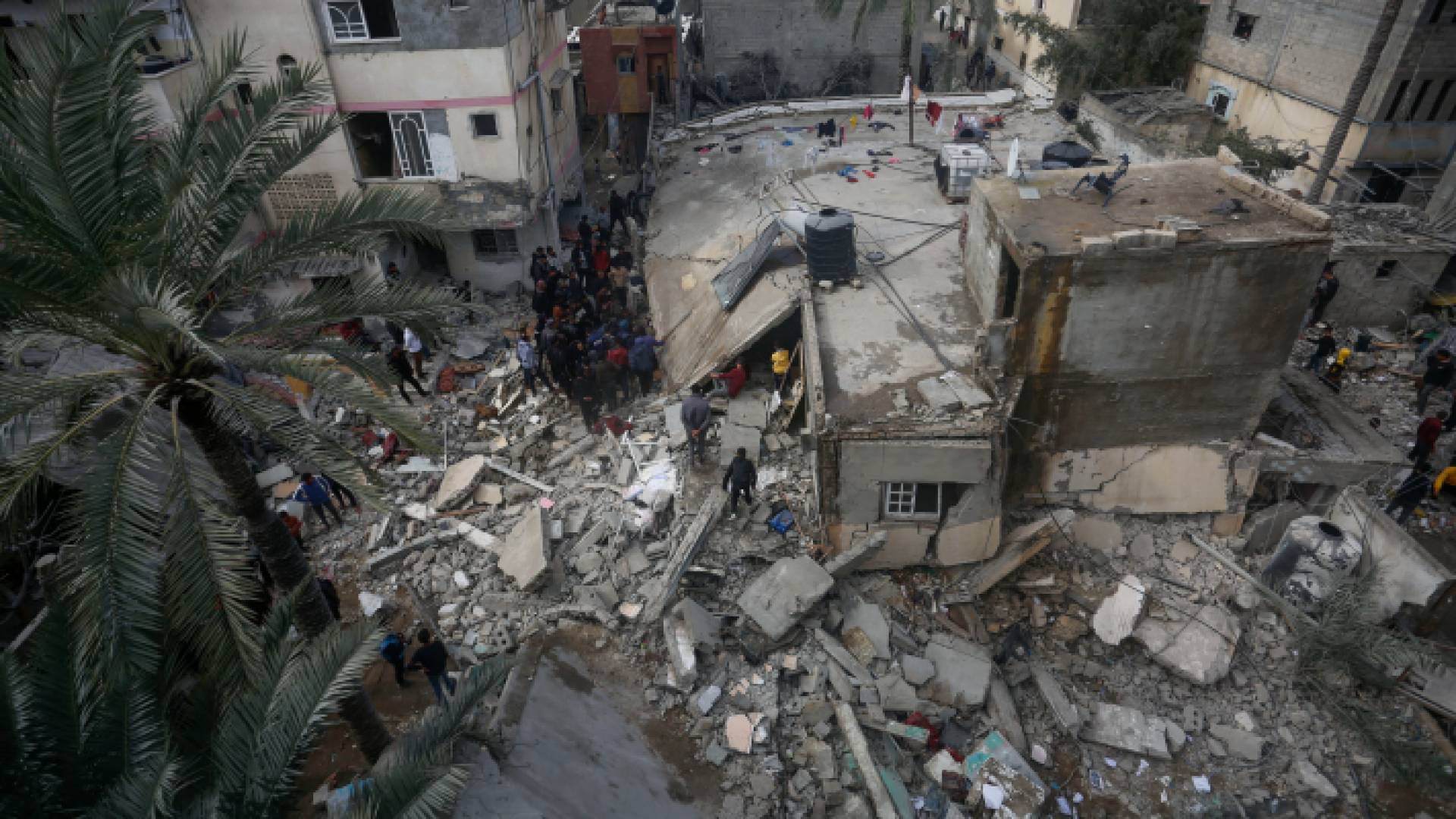 فلسطينيون يبحثون عن ناجين تحت أنقاض منزل استهدفته طائرات الاحتلال في قطاع غزة