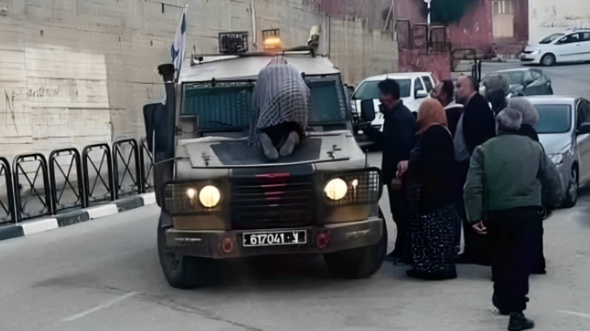 أم فلسطينية توقف دورية للاحتلال بالقوة في رام الله