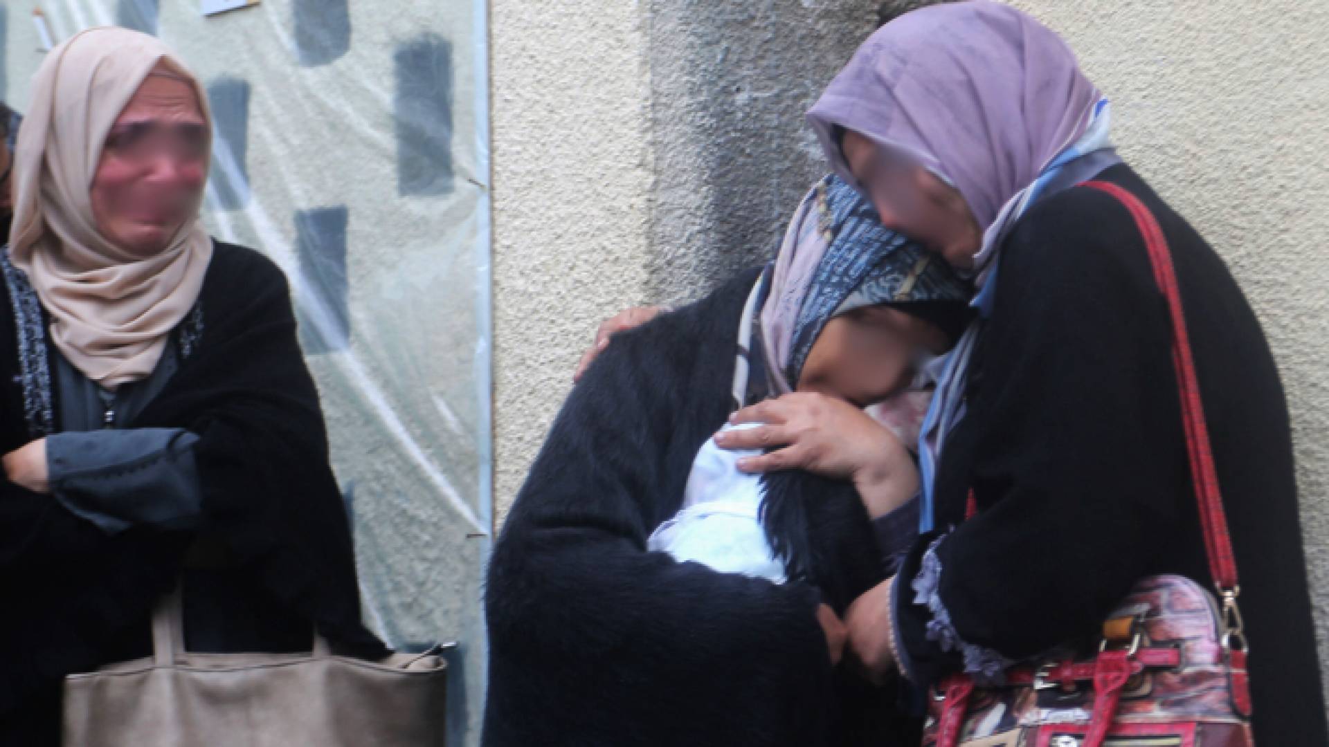 فلسطينيات يبكين في قطاع غزة - أرشيف | مع ملاحظة أن الصورة لا ترتبط بالأسيرة