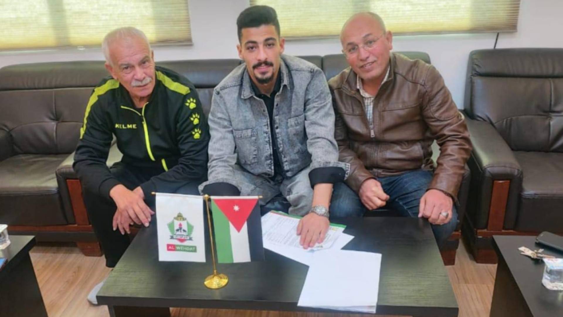 أمين سر نادي الوحدات عوض الأسمر ومدير نشاط الكرة زياد شلباية وحارس المرمى أحمد الجعيدي