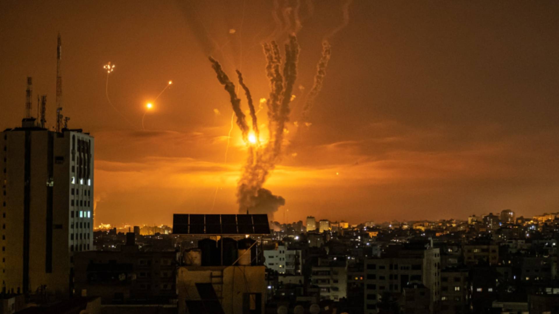 رشقات صاروخية فوق تل أبيب