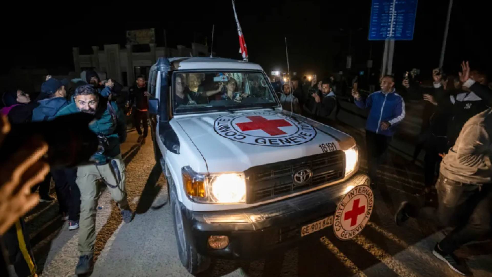 سيارة الصليب الأحمر خلال صفقة تبادل الأسرى