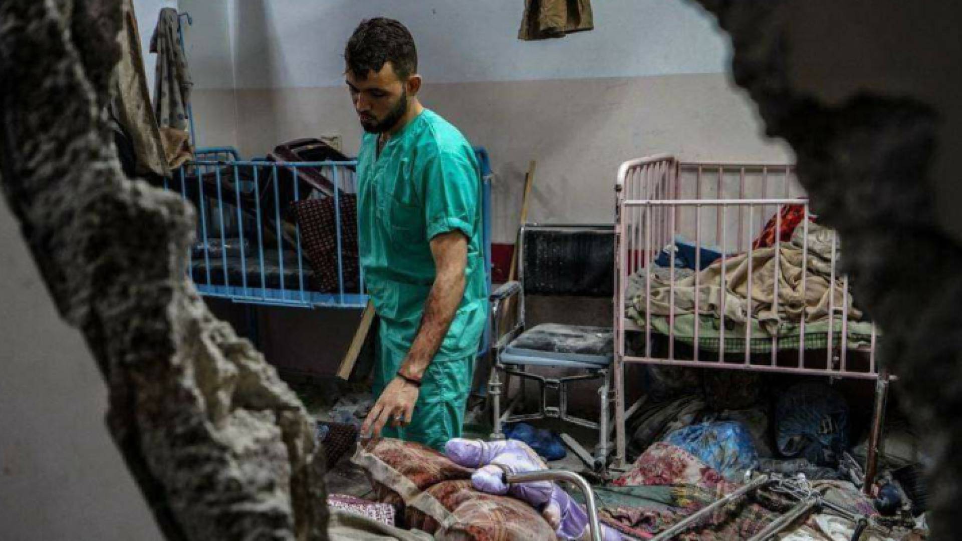 آثار الدمار في إحدى مستشفيات غزة