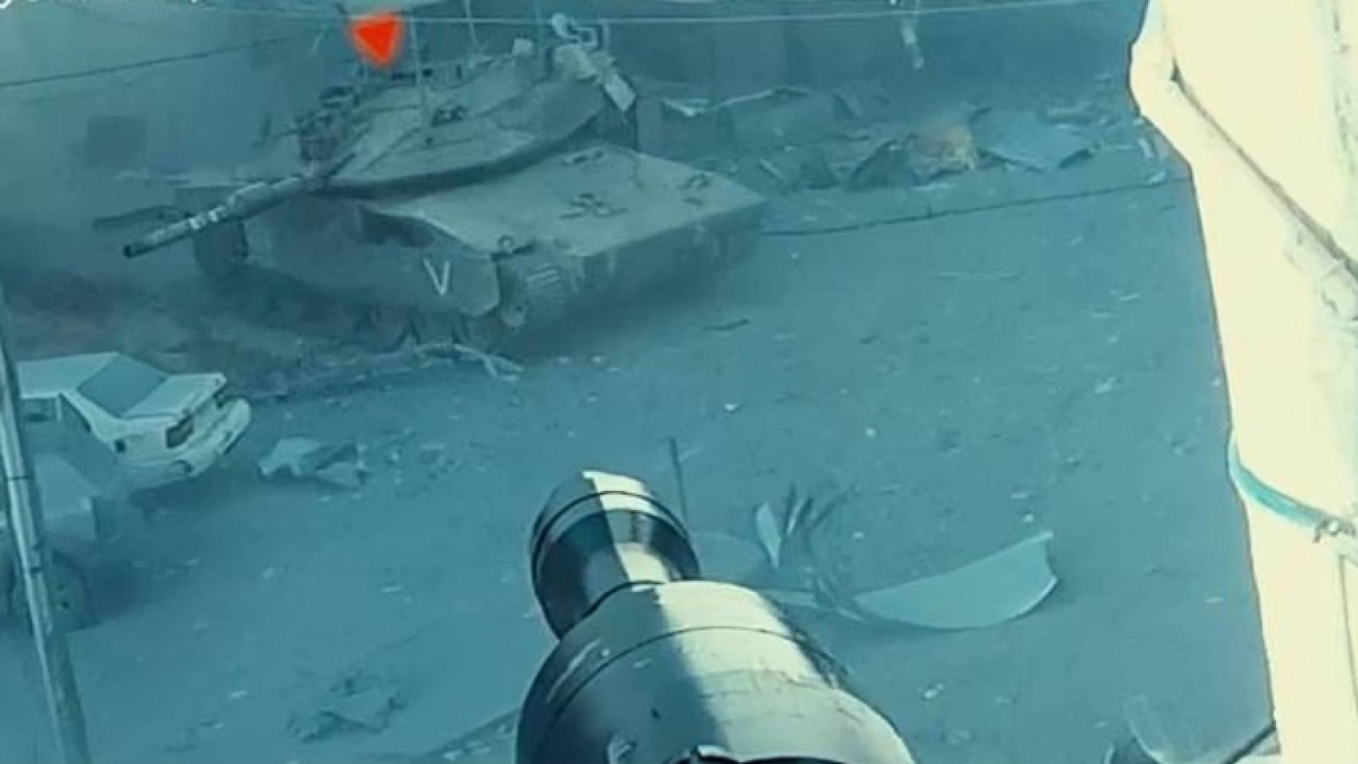 أحد عناصر القسام يحمل سلاح أر بي جي ويستعد لاستهداف دبابة لجيش الاحتلال