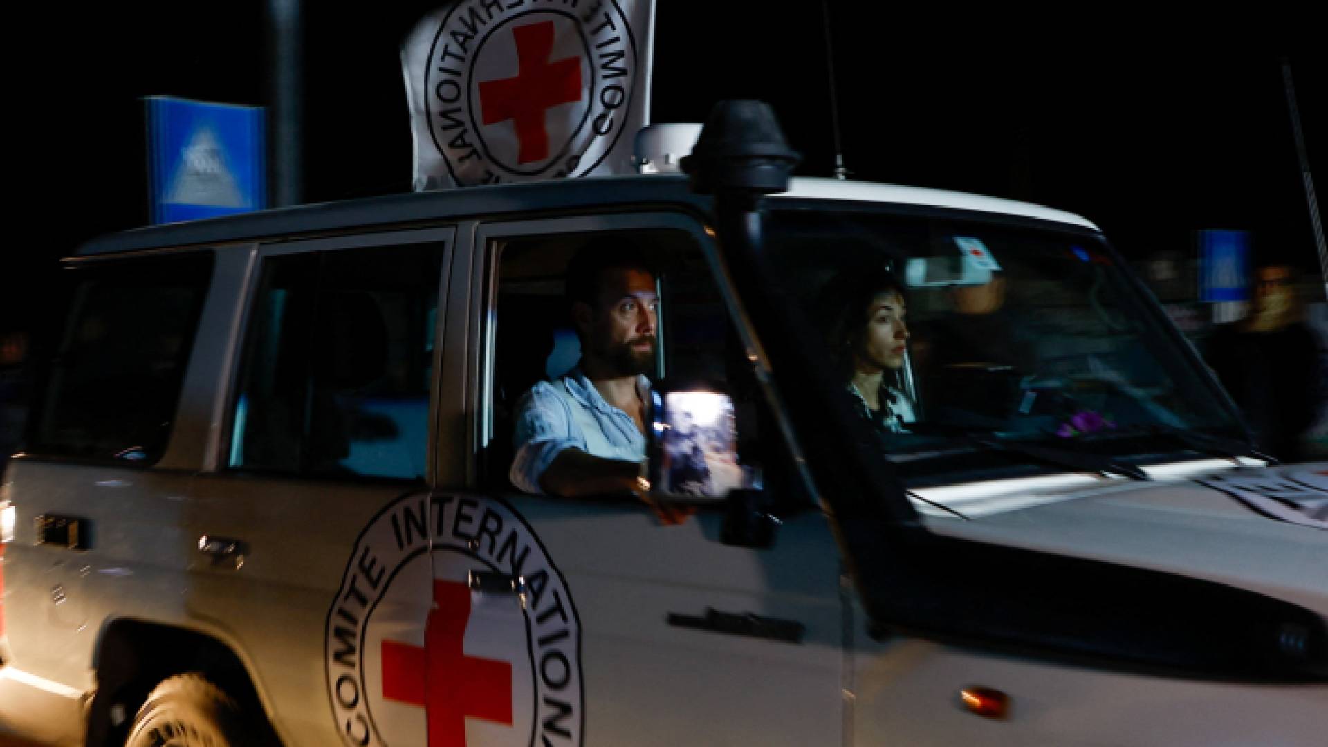 سيارات للصليب الأحمر خلال الصفقة الأولى لوقف اطلاق النار في غزة وتبادل الأسرى