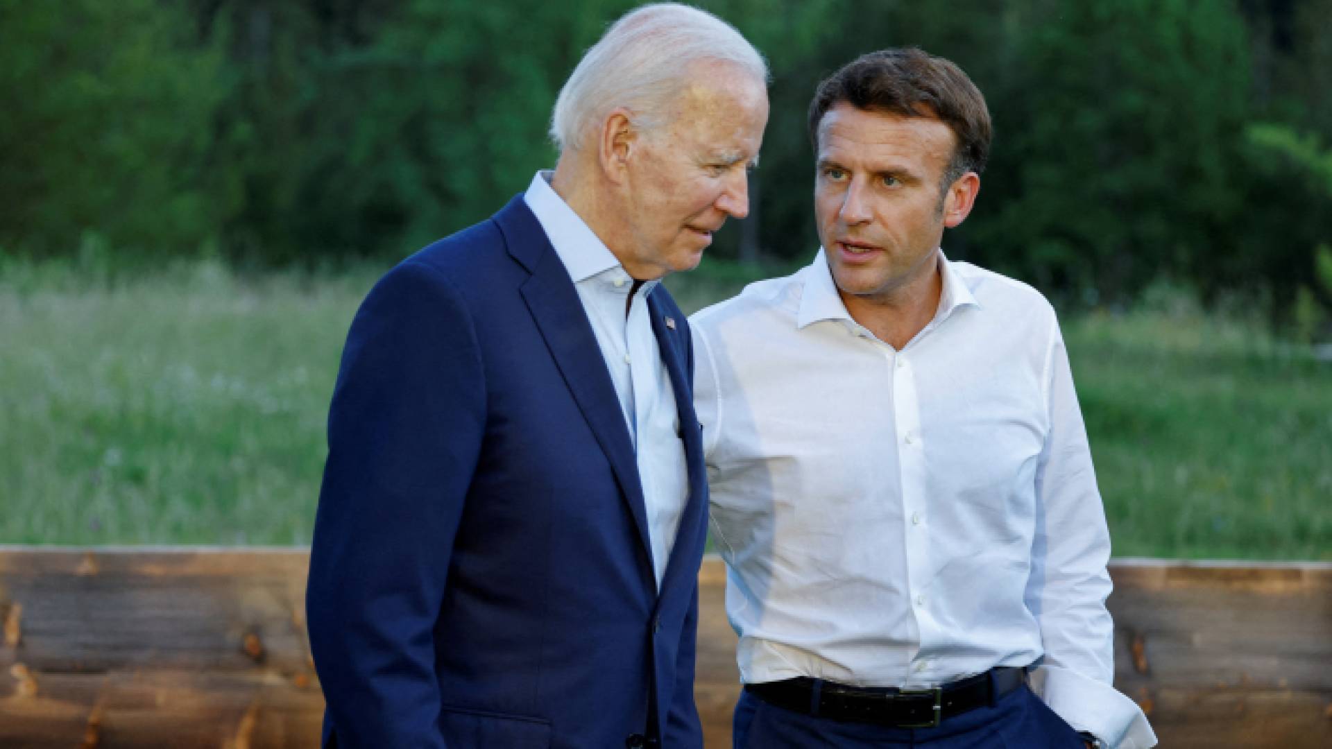 الرئيس الفرنسي إيمانويل ماكرون والرئيس الأمريكي جو بايدن