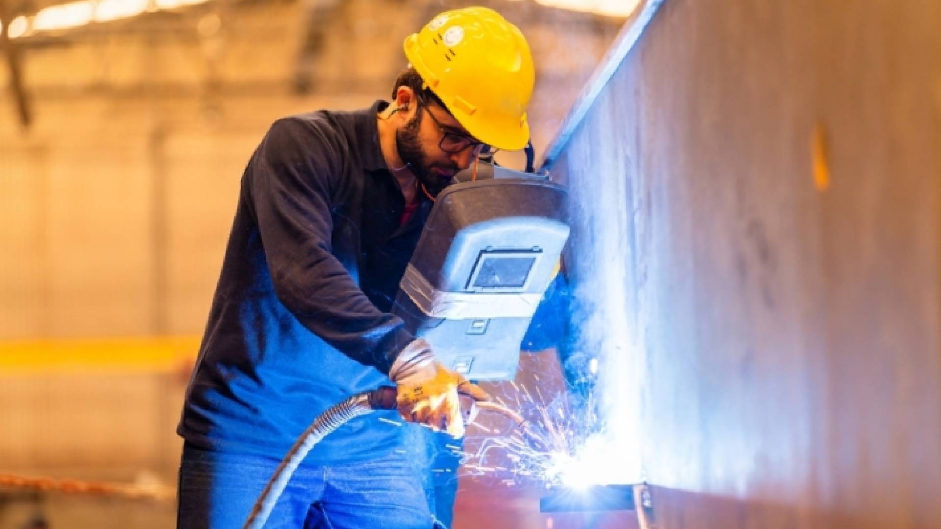 عامل في أحد المصانع - تعبيرية