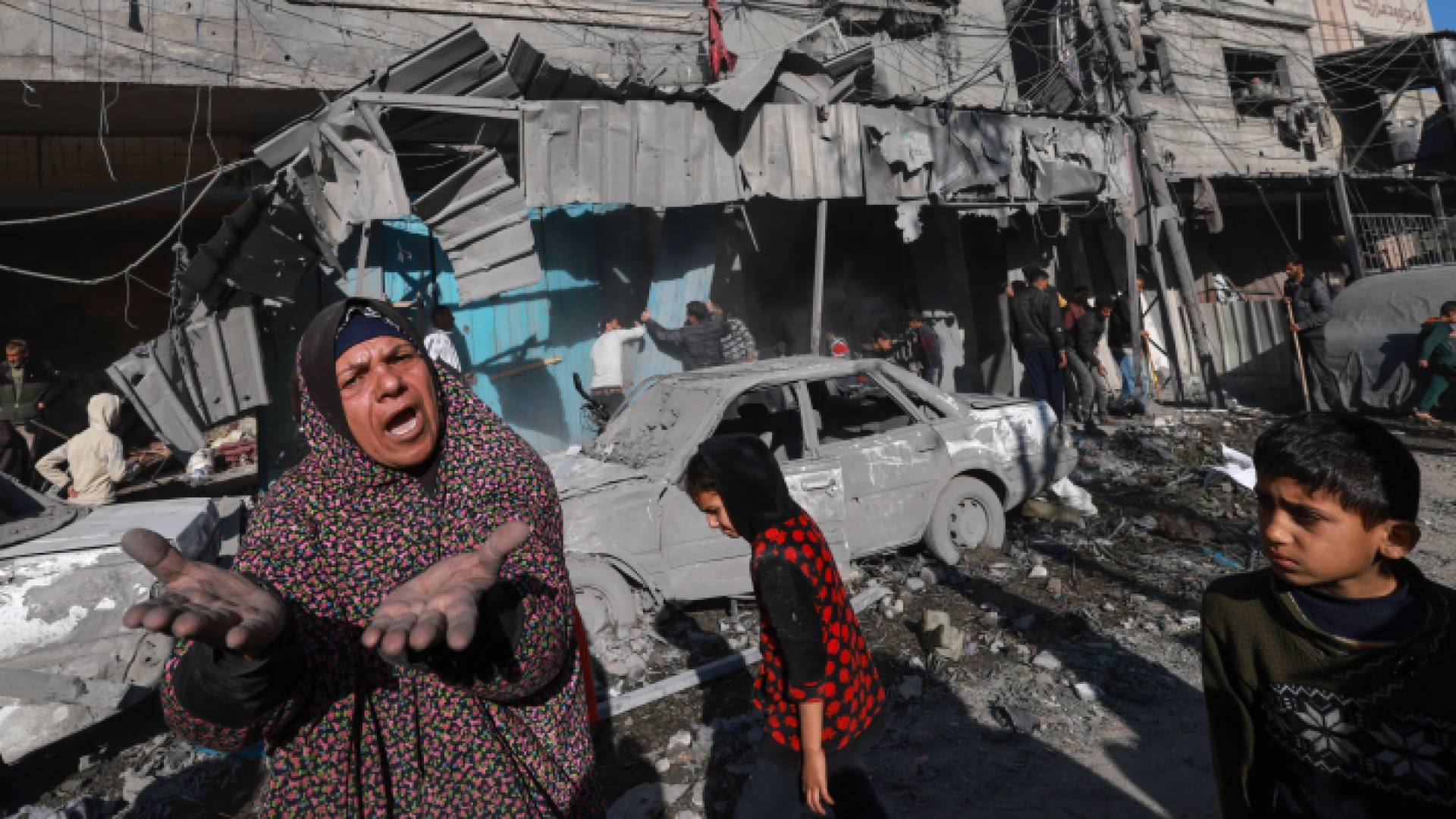 سيدة فلسطينية عقب استهداف منزلها بمخيم رفح في جنوب القطاع