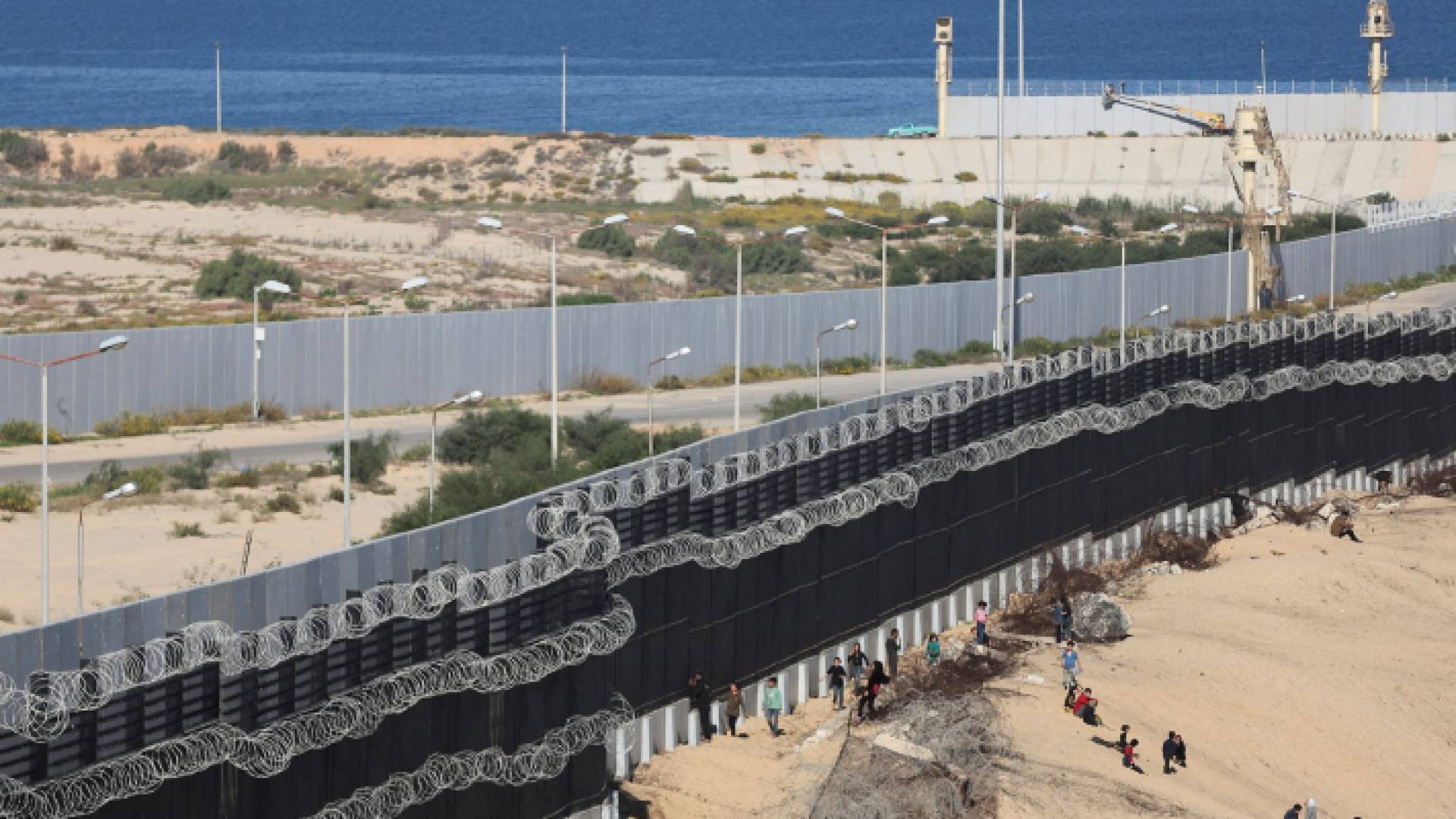 نازحون في رفح قرب الحدود المصرية