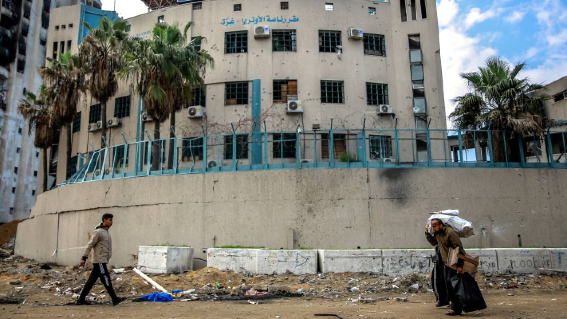 فلسطيني أمام مبنى الأونروا في غزة