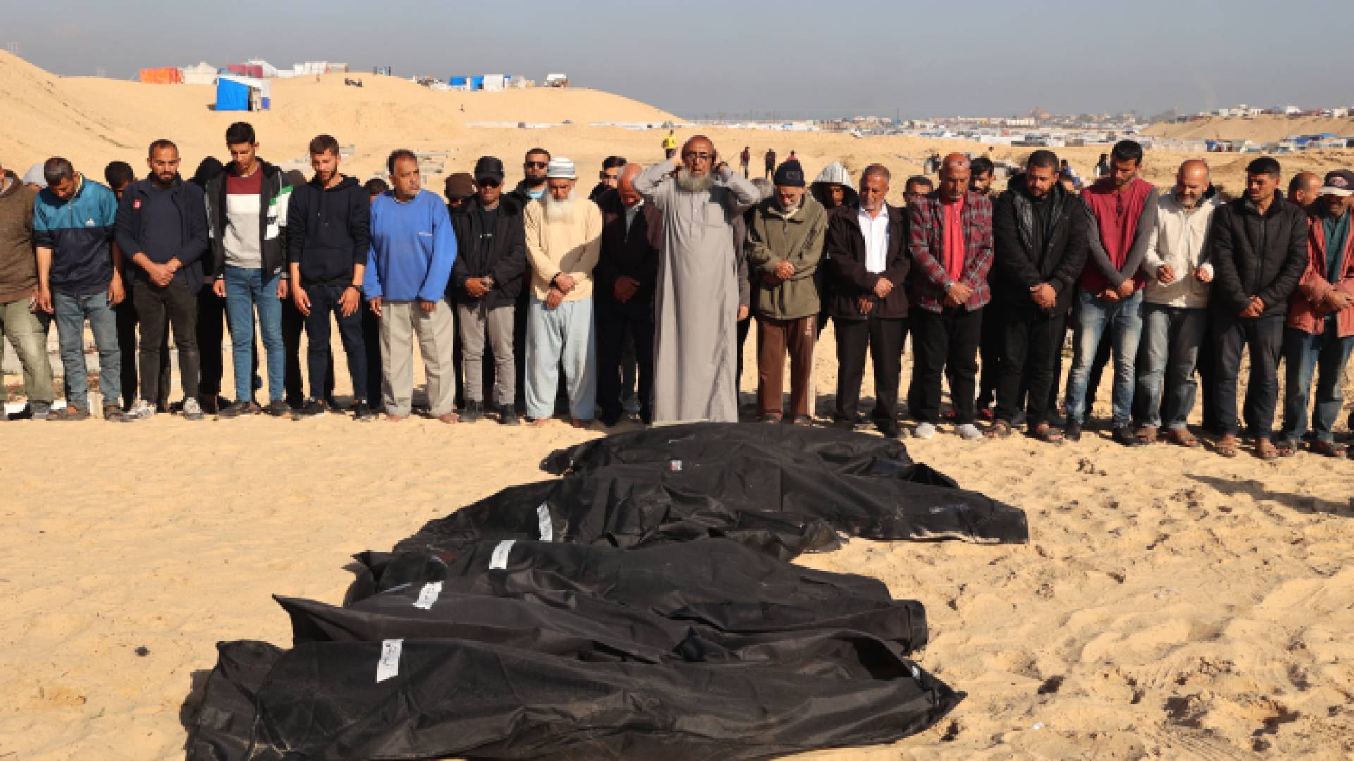 فلسطينيون يصلون صلاة الجنازة على الشهداء في رفح