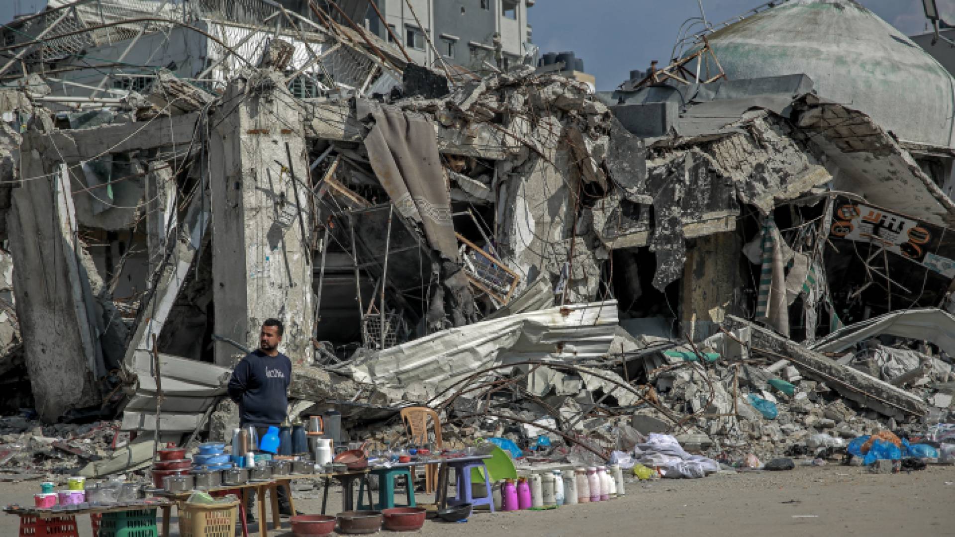 بائع ينتظر العملاء على طول أحد شوارع مدينة غزة في 24 فبراير 2024- AFP