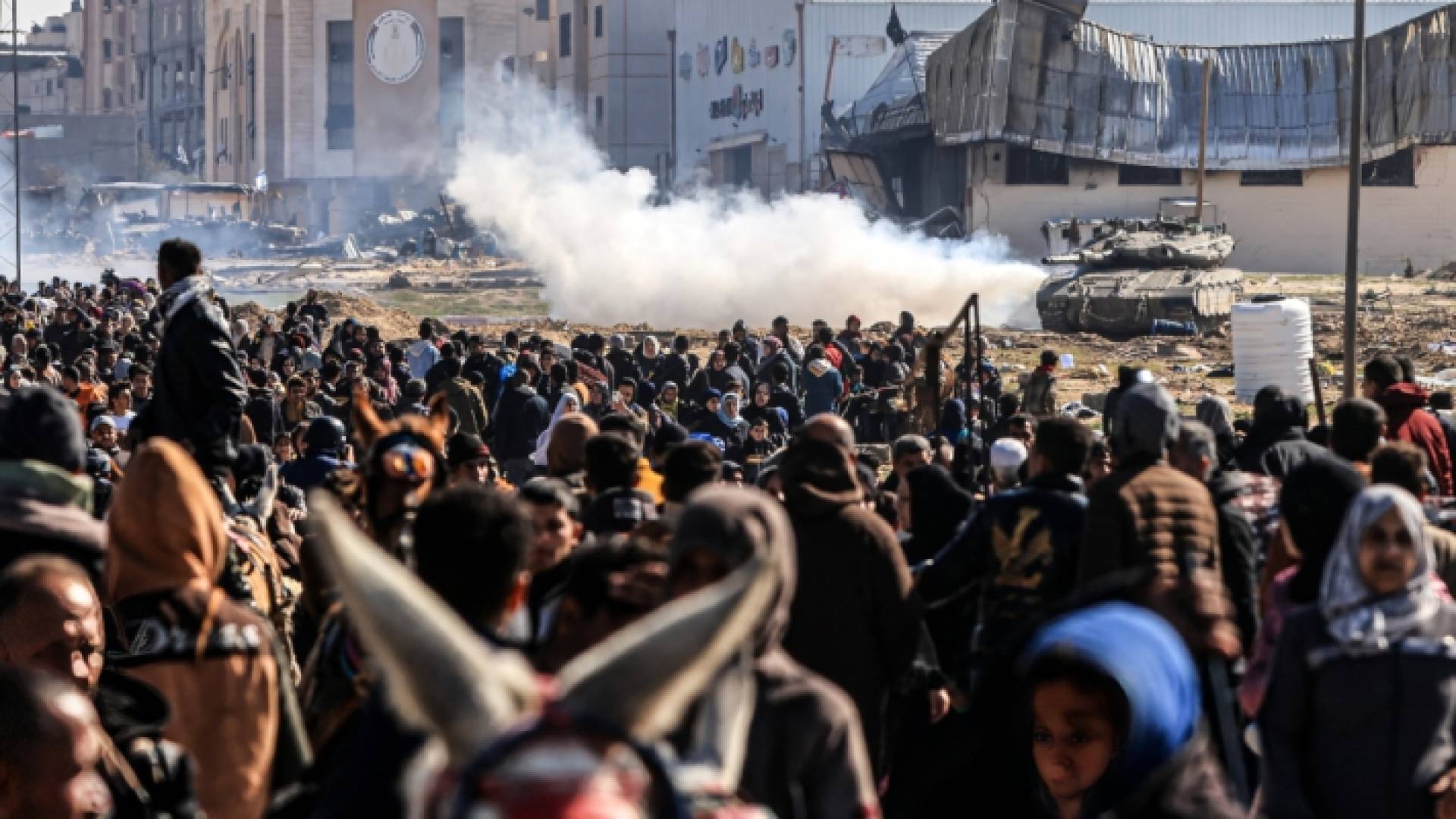 موجة نزوح تحت تهديد دبابات الاحتلال