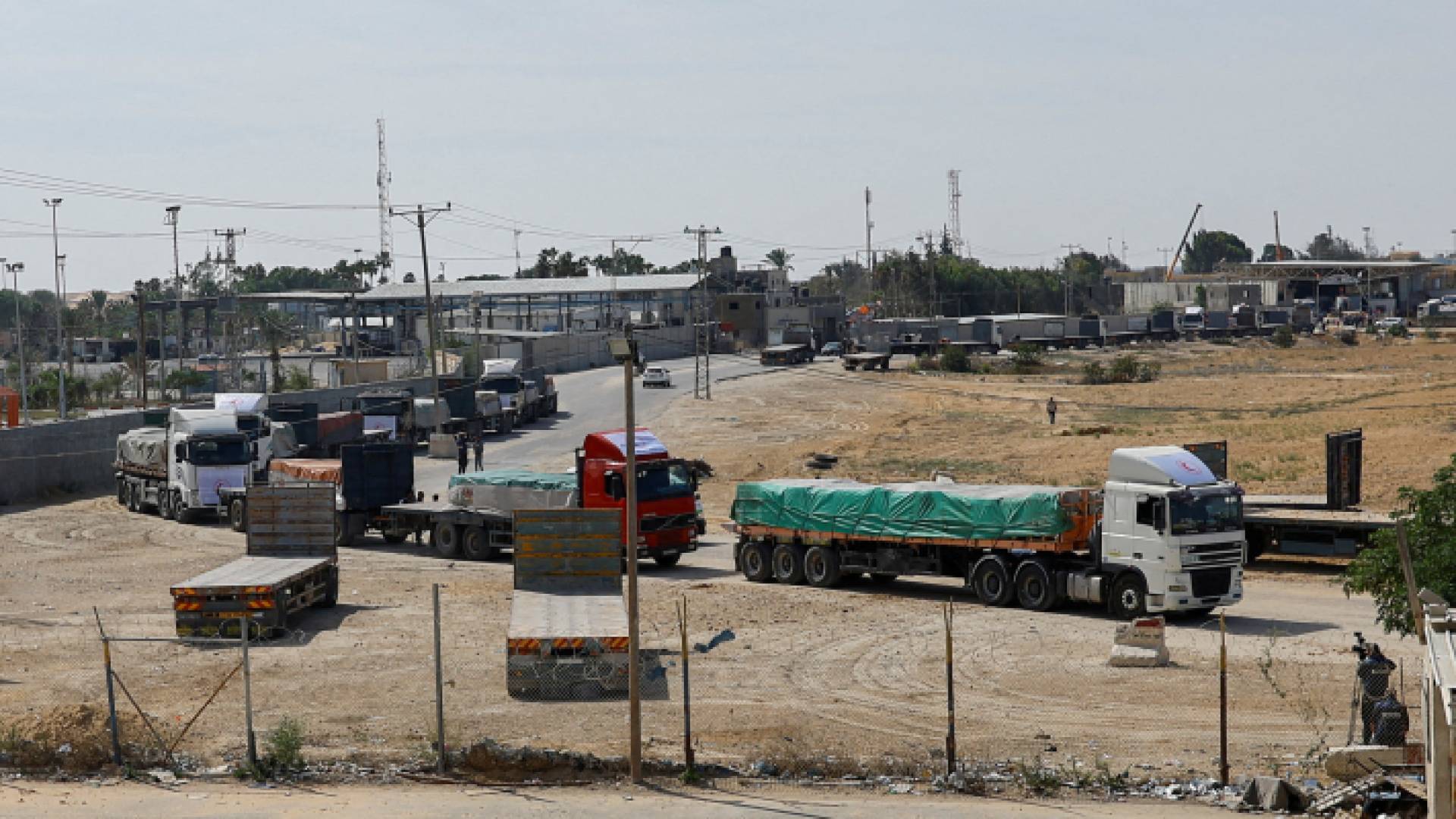 شاحنات المساعدات عبر معبر رفح