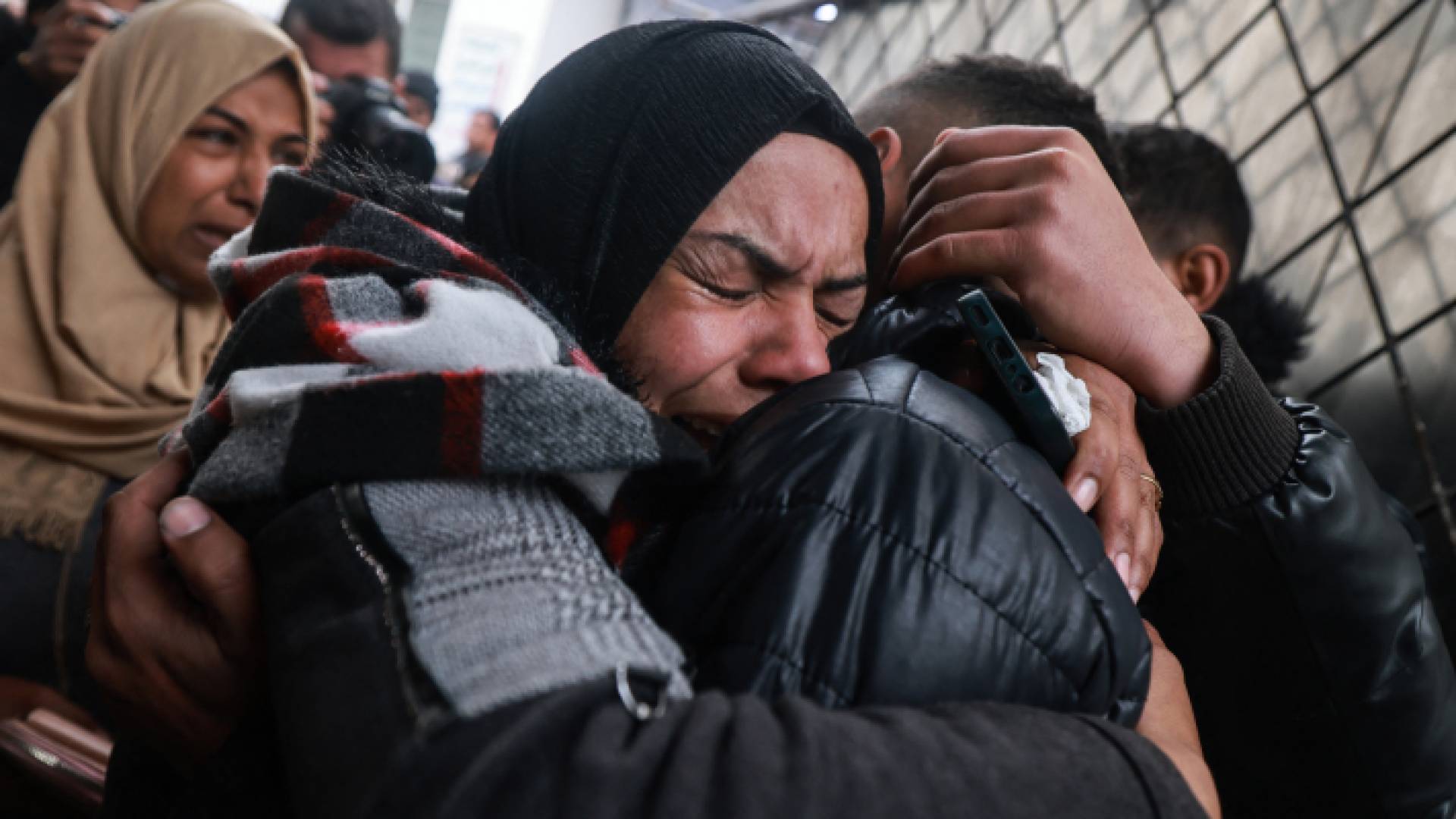 فلسطينية تبكي على نبأ استشهاده أقاربها في قصف للاحتلال - AFP