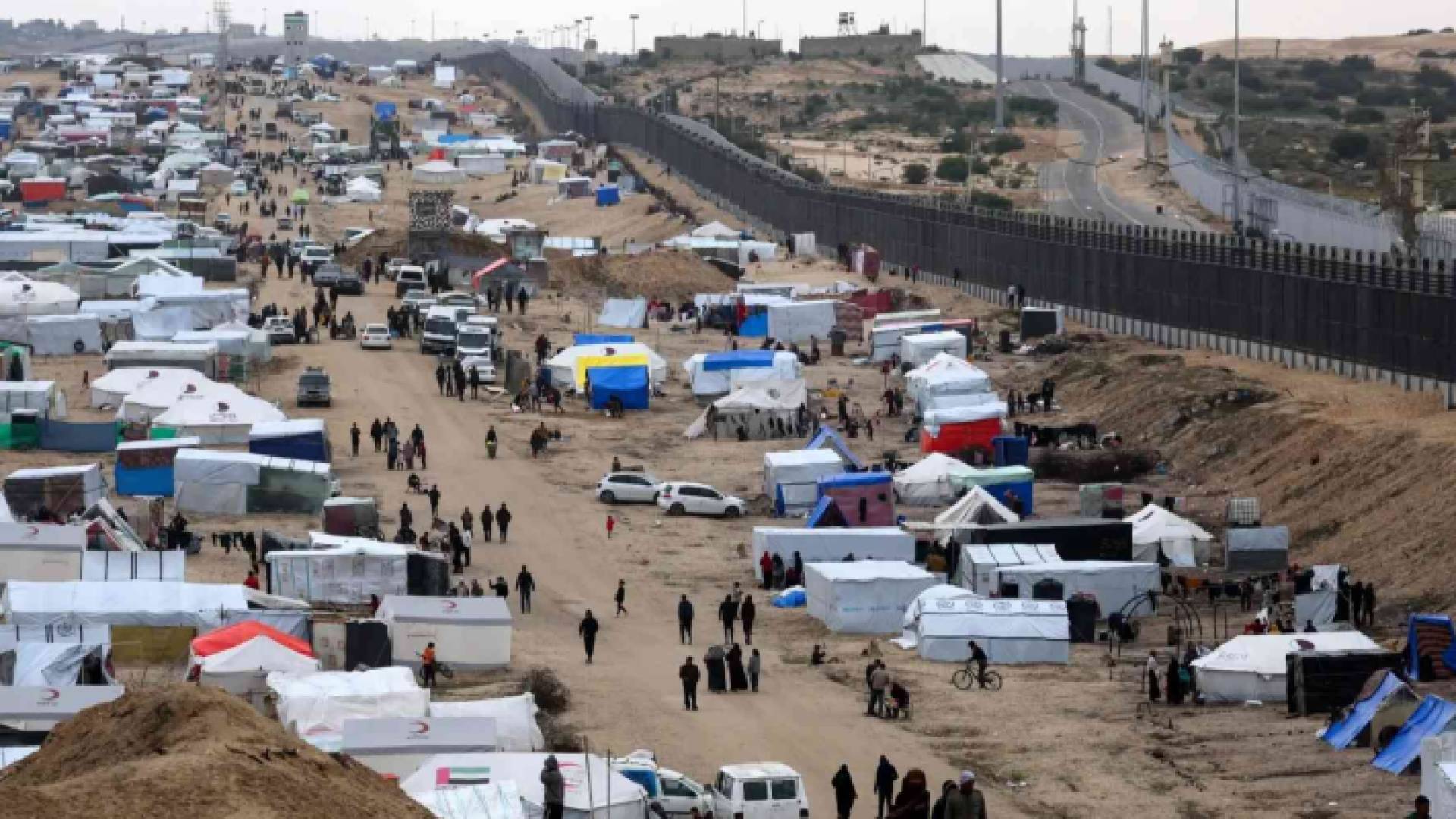 نازحون في رفح قرب الحدود المصرية