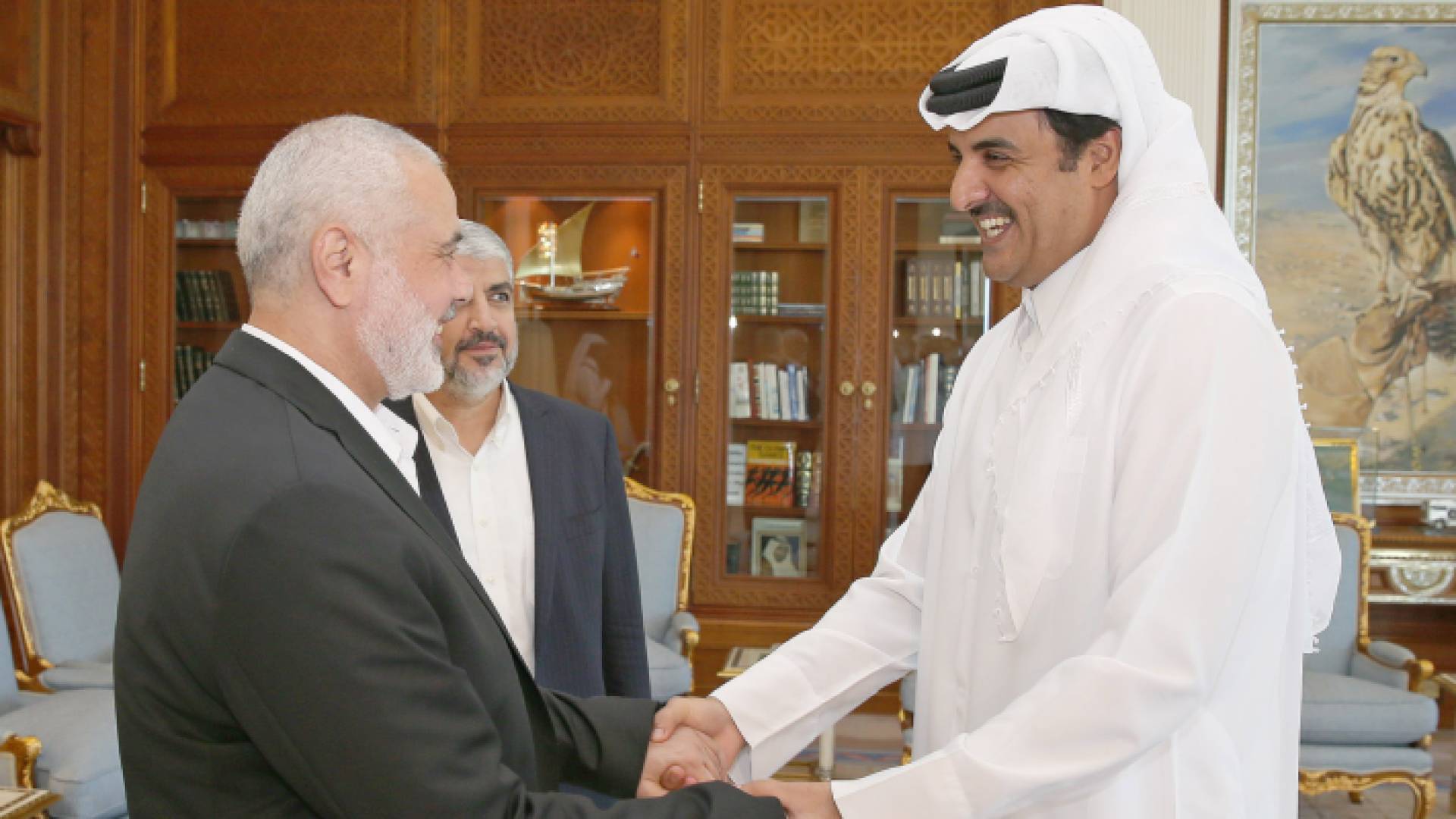 أمير قطر الشيخ تميم بن حمد آل ثاني ورئيس المكتب السياسي لحركة المقاومة الإسلامية (حماس) إسماعيل هنية - أرشيف
