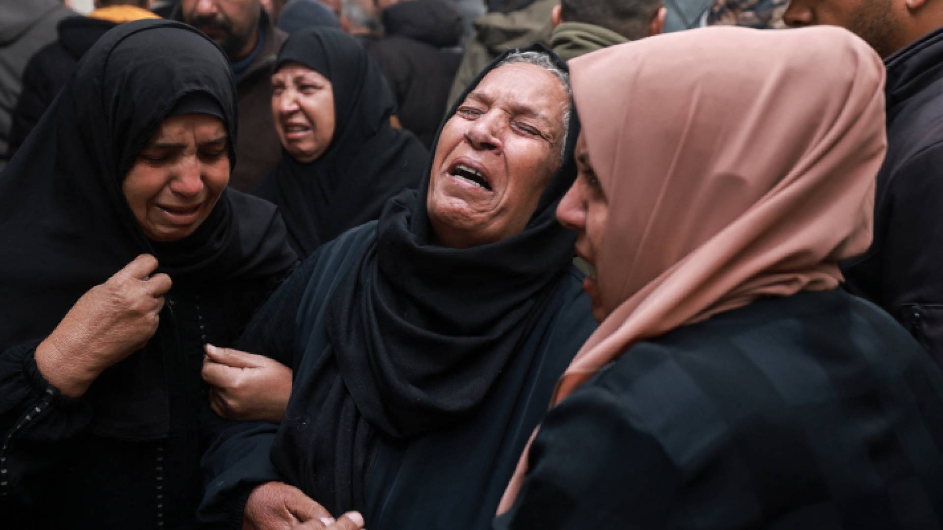 نساء يبيكين أقاربهن الذين ارتقوا بقصف الاحتلال - AFP