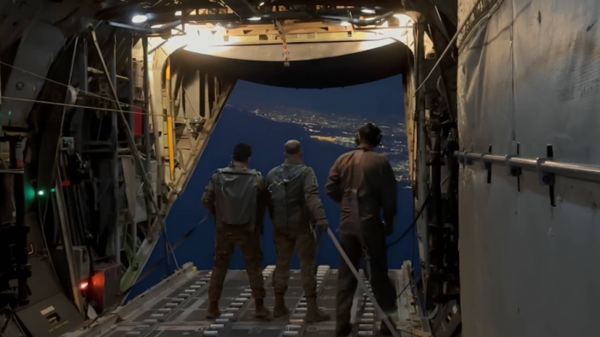 إنزال جوي لمظلات تحمل مساعدات على غزة "أرشيفية"