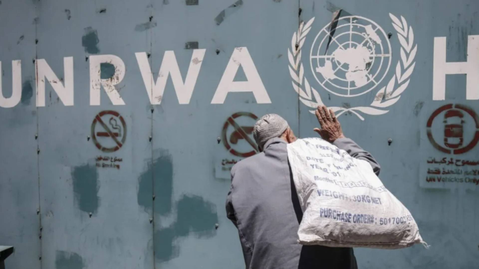 فلسطيني أمام أحد مقار الأونروا