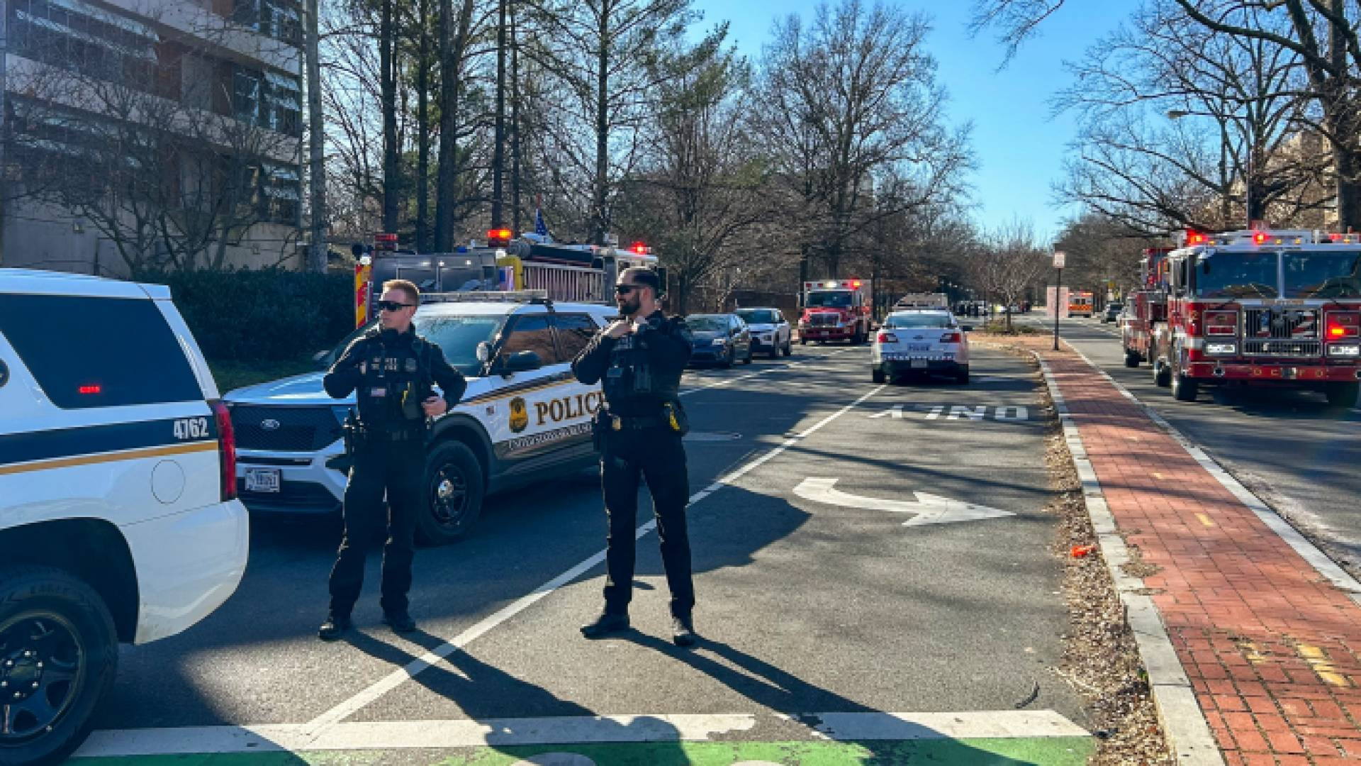 أعضاء من فرقة الخدمة السرية الأمريكية بالقرب من سفارة الاحتلال في واشنطن - AFP