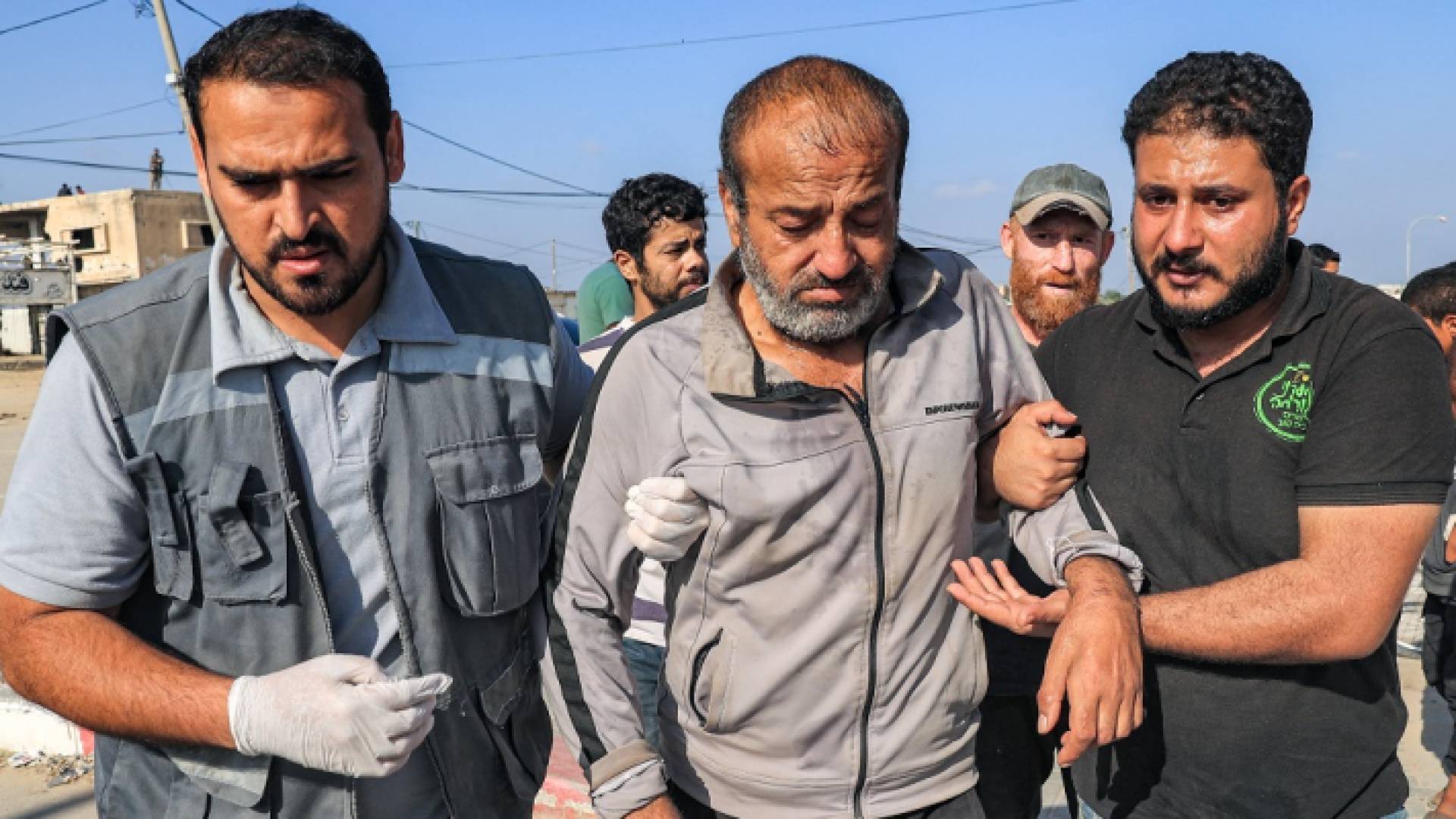 عمال من غزة عقب إفراج الاحتلال عنهم عند معبر كرم أبو سالم