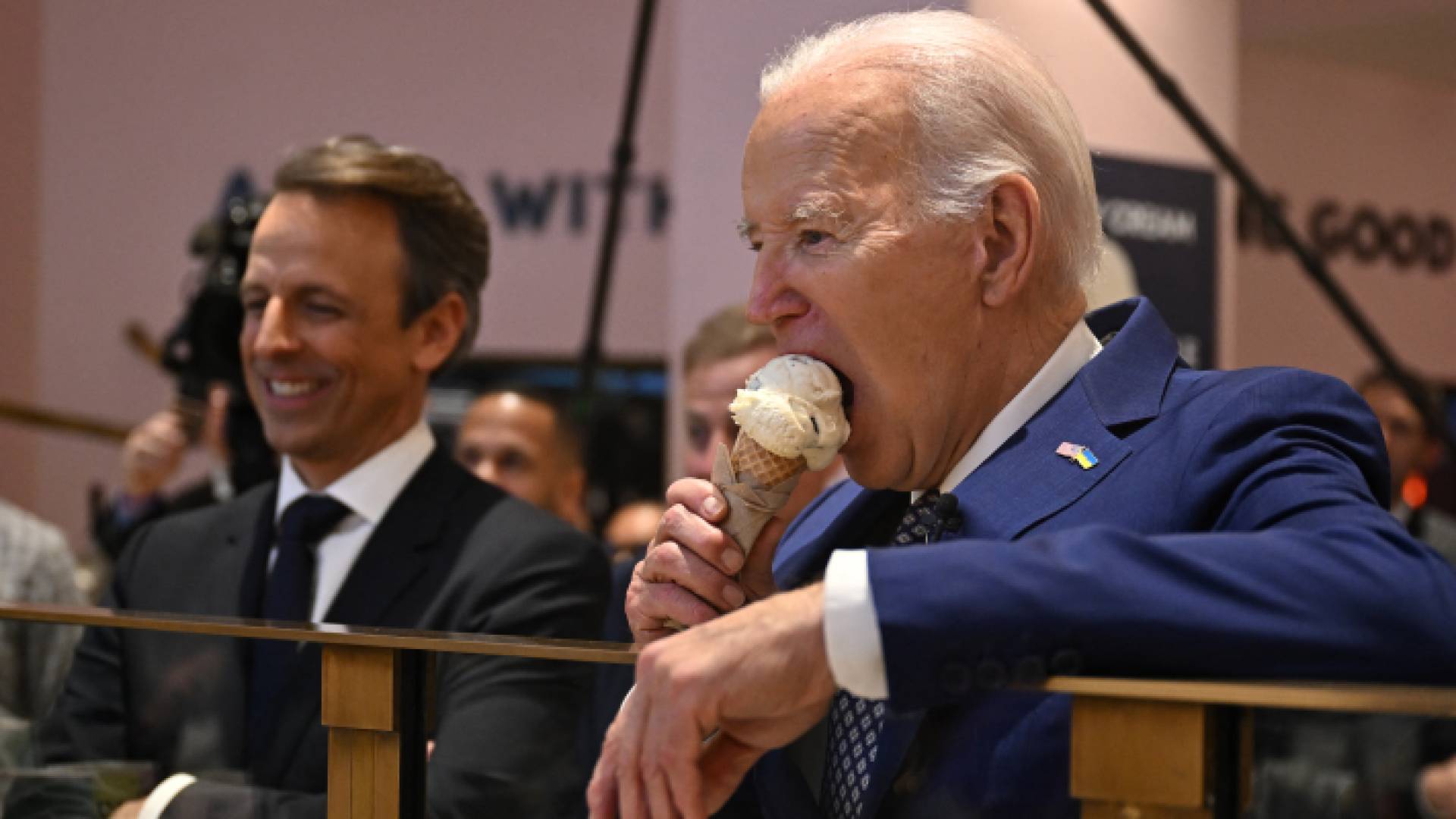 جو بايدن محاطا بالمضيف سيث مايرز يأكل مخروط الآيس كريم في Van Leeuwen Ice Cream