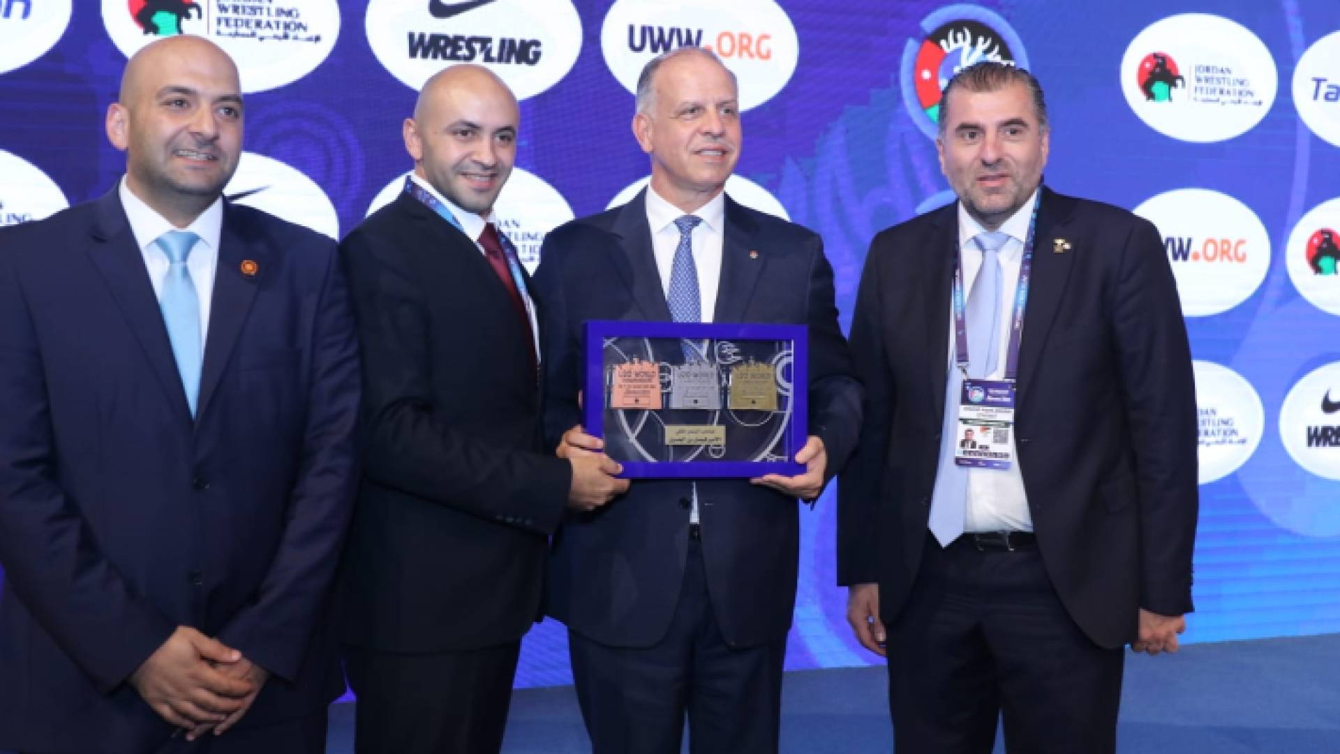 سمو الأمير فيصل مع أعضاء اتحاد المصارعة