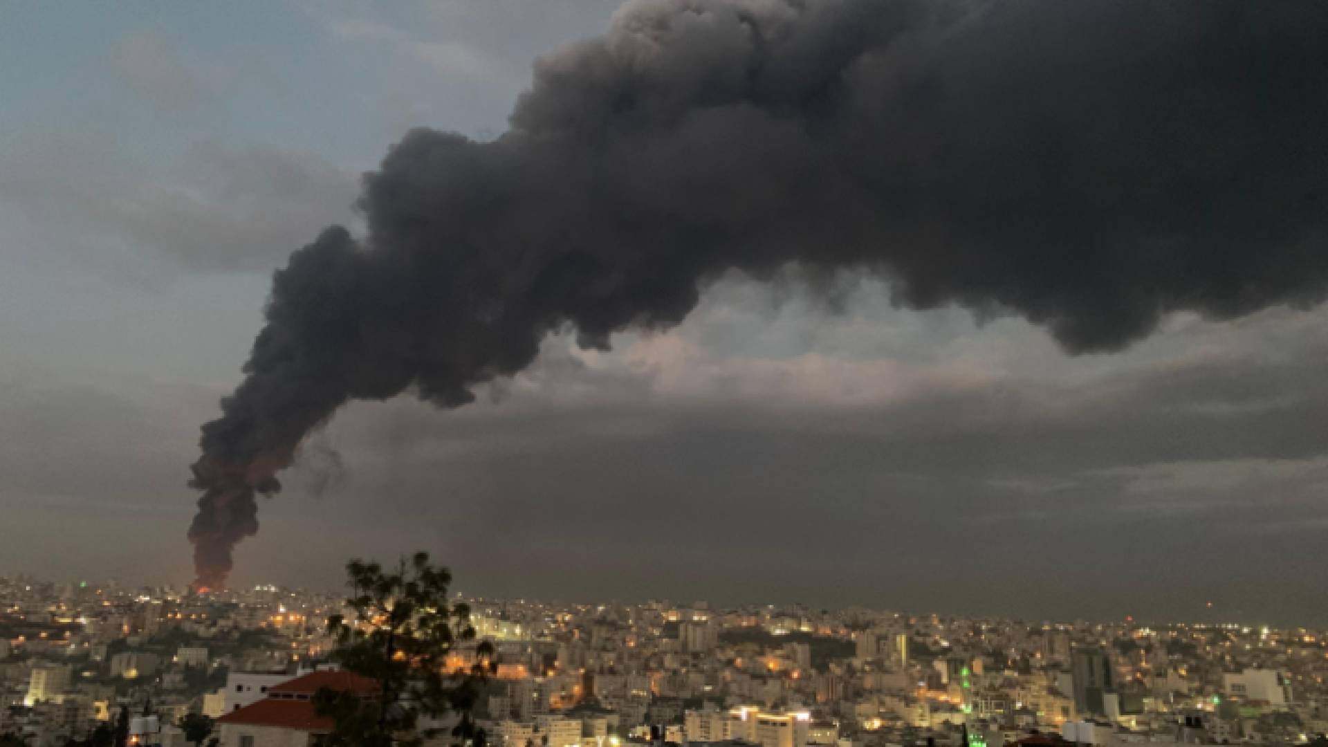 دخان يتصاعد من جراء الحريق الذي اندلع في أحد أكبر مصانع الخليل