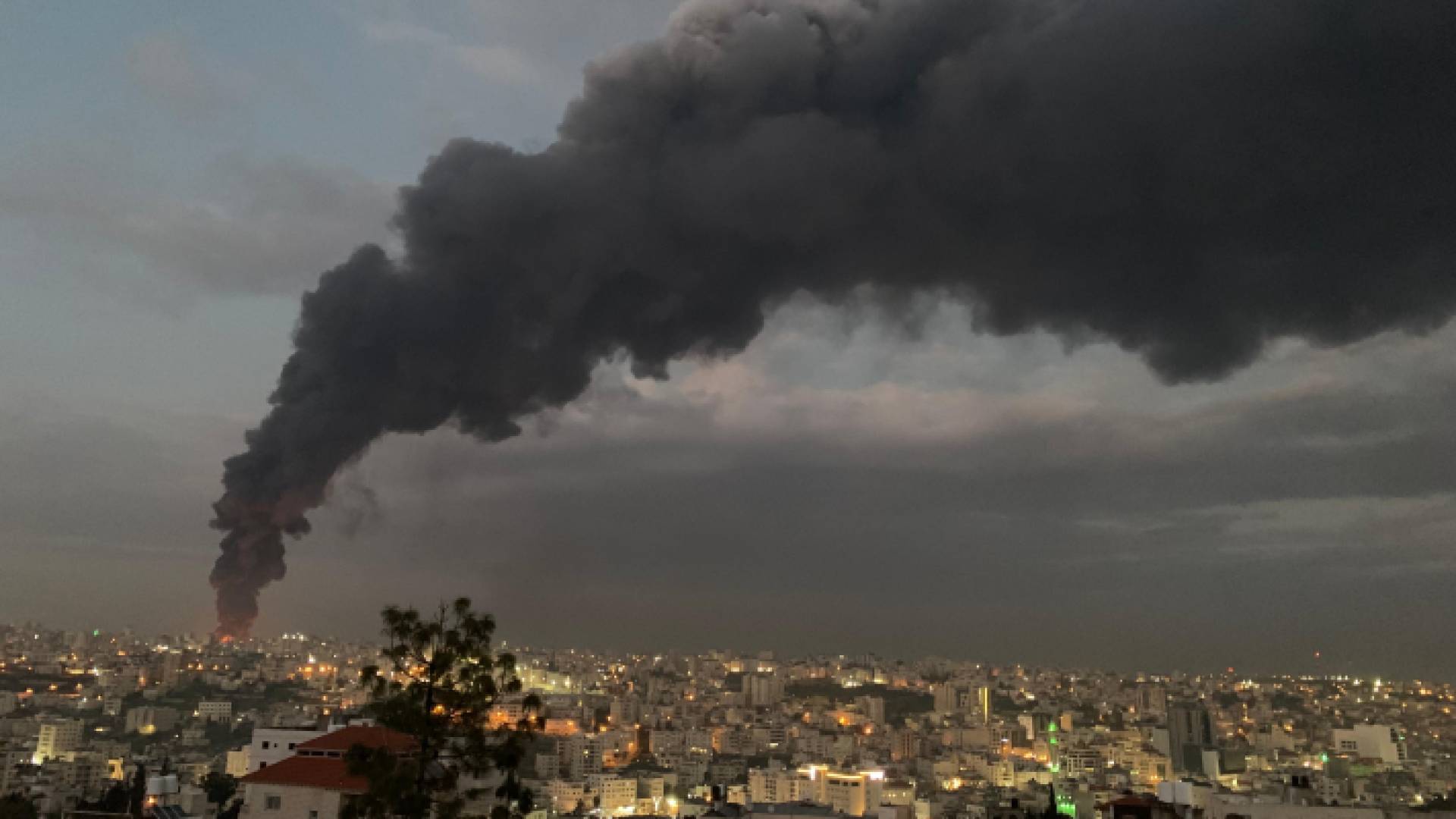 دخان يتصاعد من جراء الحريق الذي اندلع في أحد أكبر مصانع الخليل