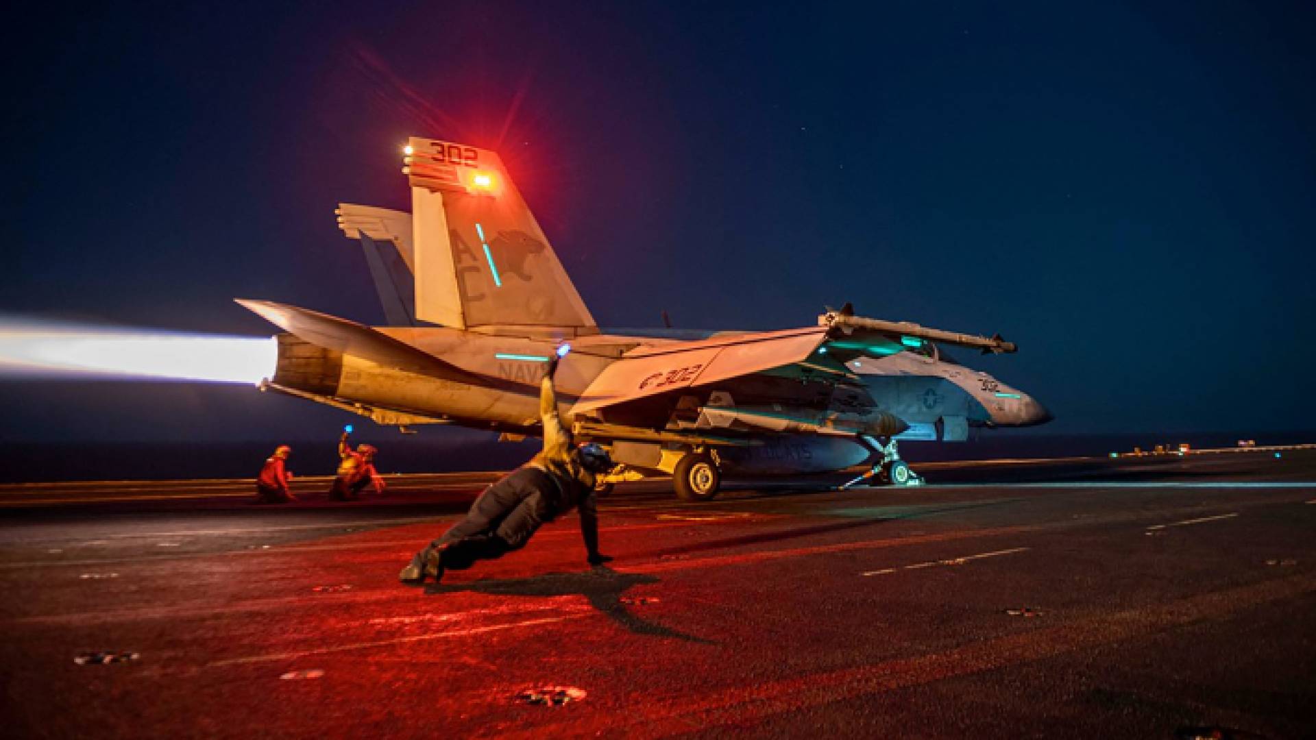 طائرة مقاتلة أمريكية تنطلق من على سطح حاملة الطائرات في البحر الأحمر - AFP