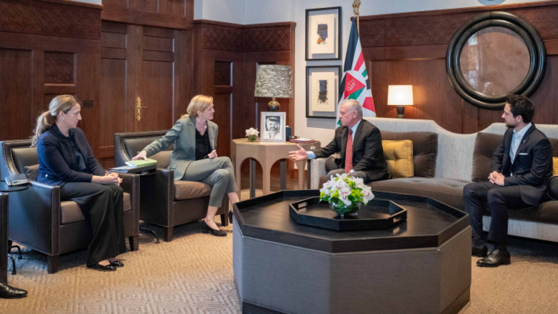 جانب من لقاء جلالة الملك مع مديرة الوكالة الأمريكية للتنمية الدولية سامانثا باور بحضور سمو الأمير الحسين ولي العهد