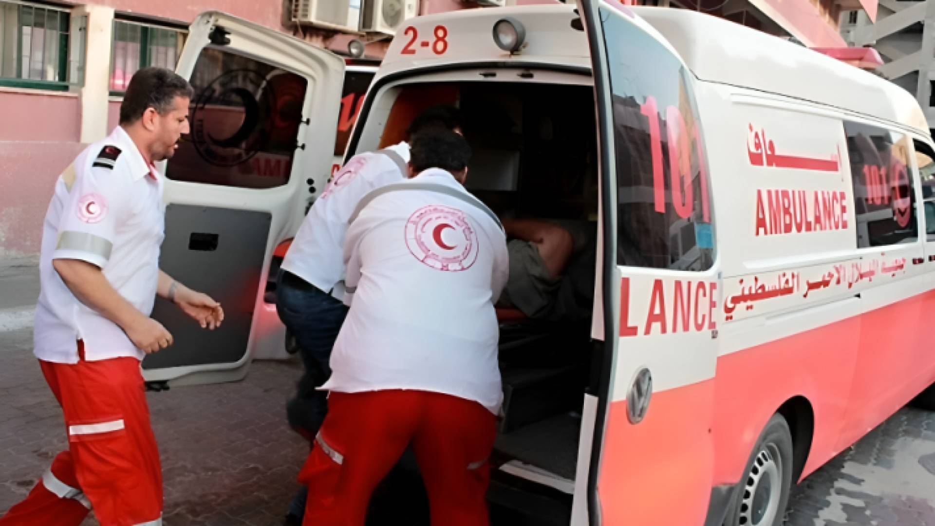 الهلال الأحمر الفلسطيني ينقل أحد المصاببين "أرشيفية"