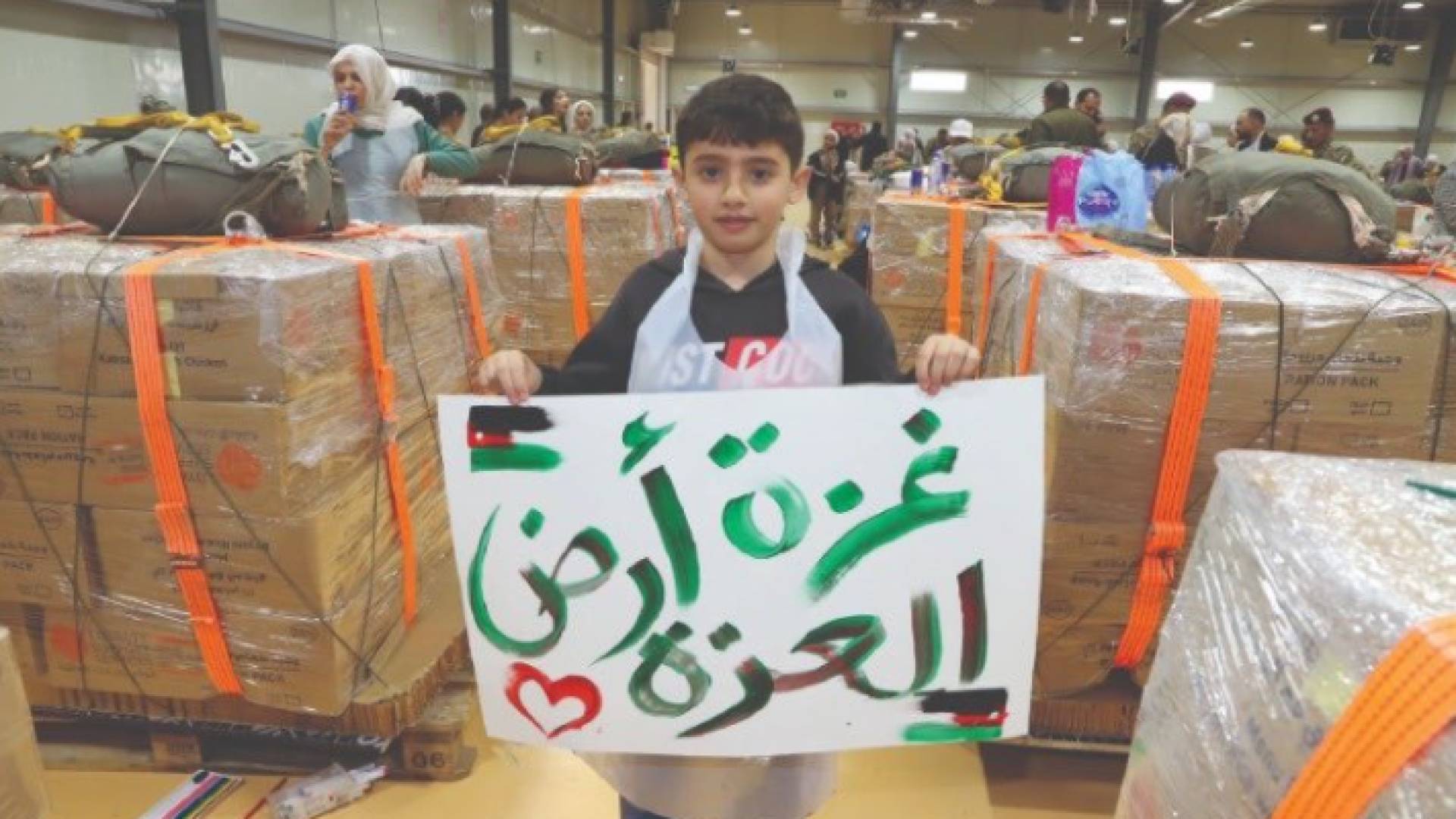 طفل يحمل رسالة تضامن للأشقاء في غزة