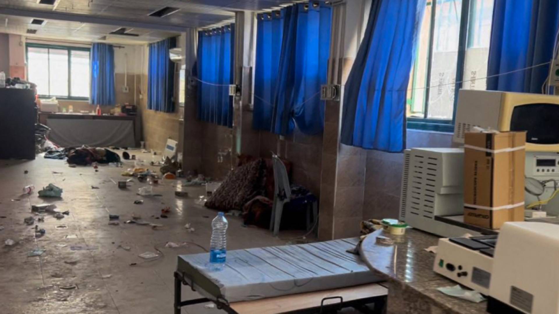 من الأضرار داخل أحد المستشفيات في غزة - AFP