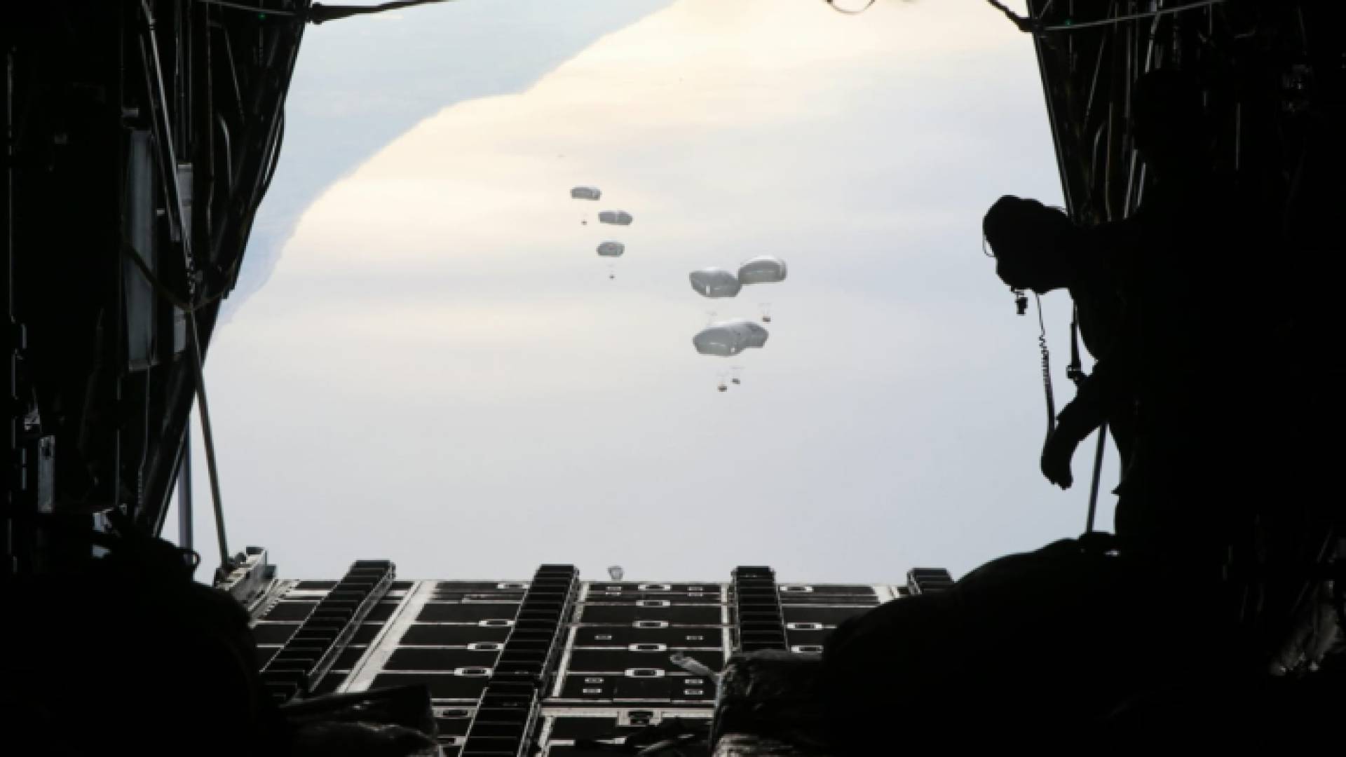 عمليات إنزال مواد إغاثية وغذائية على قطاع غزة