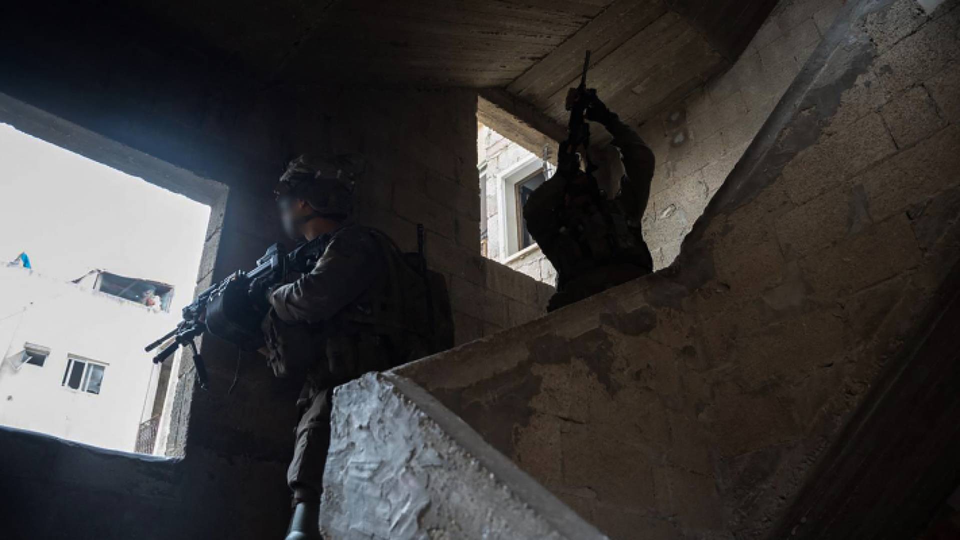 جنود من جيش الاحتلال متحصنين داخل منزل في غزة