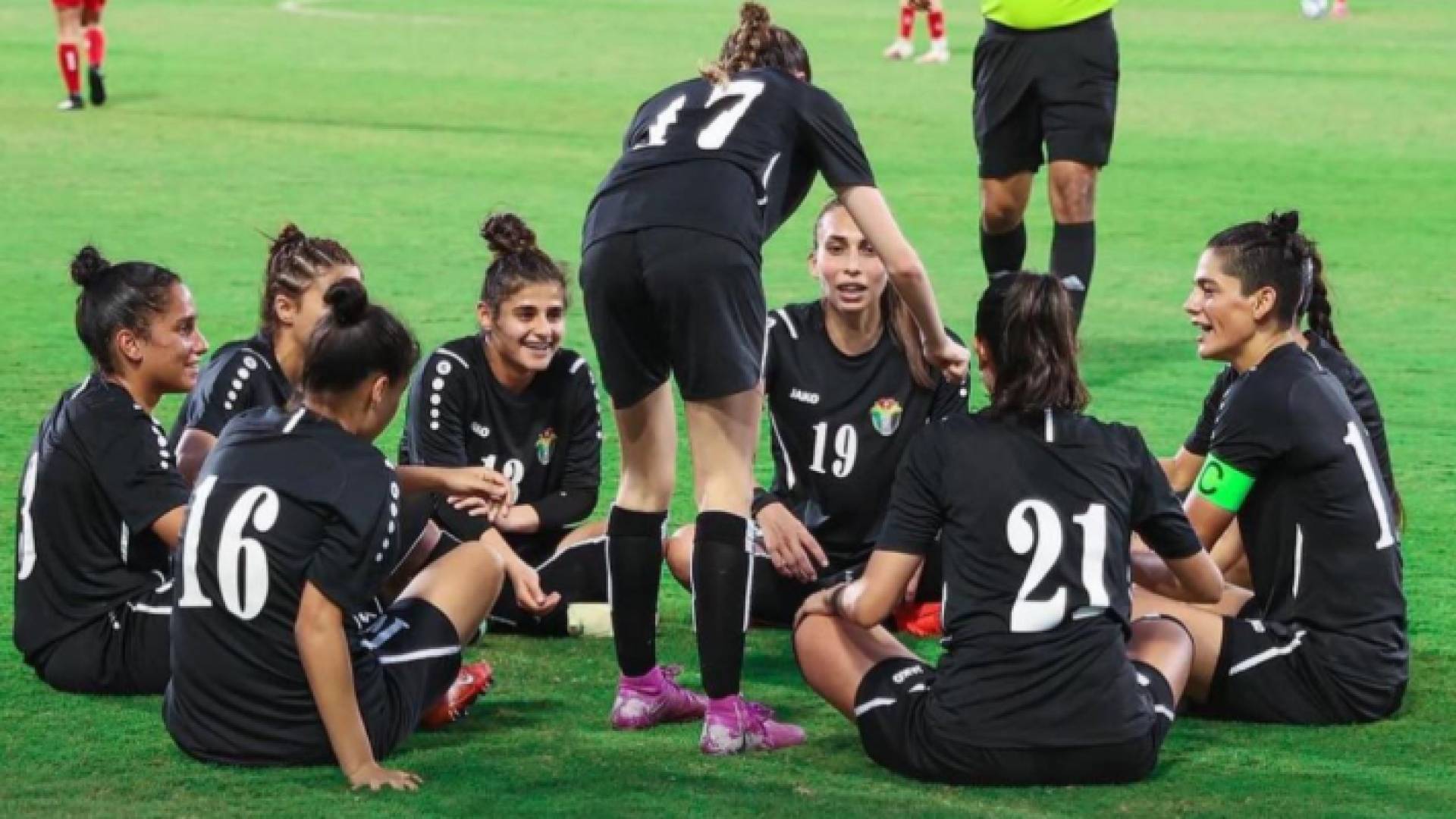 لاعبات المنتخب الوطني يحتفلن بهدف