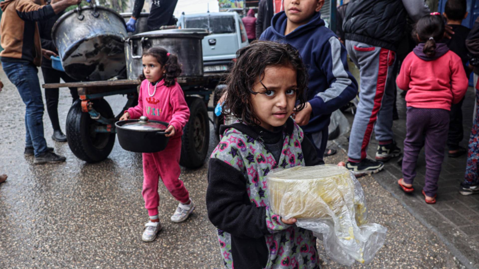 طفلة في غزة تحمل الطعام الذي حصلت عليه