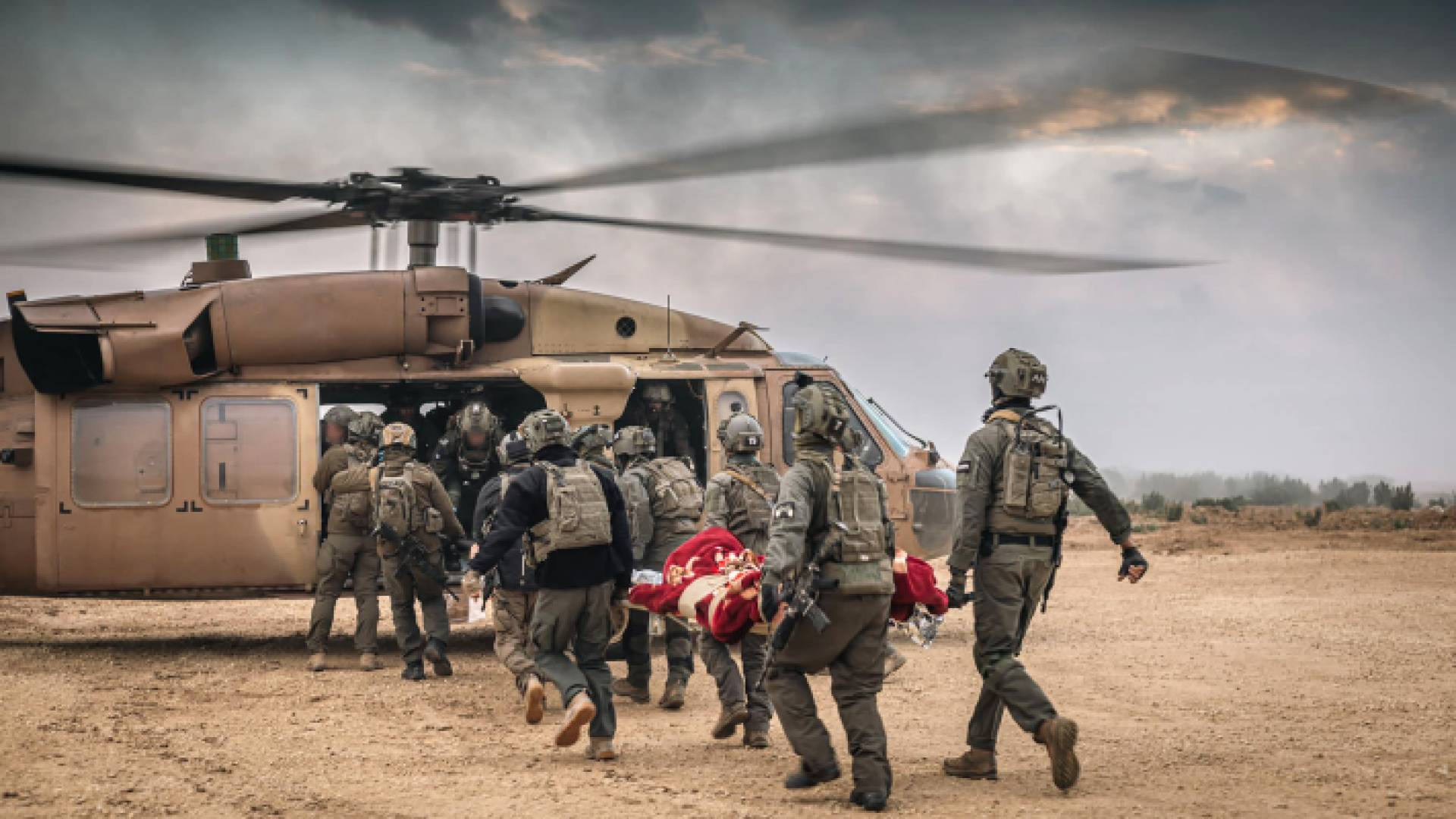 جنود الاحتلال ينقلون أحد قتلاهم على متن طائرة