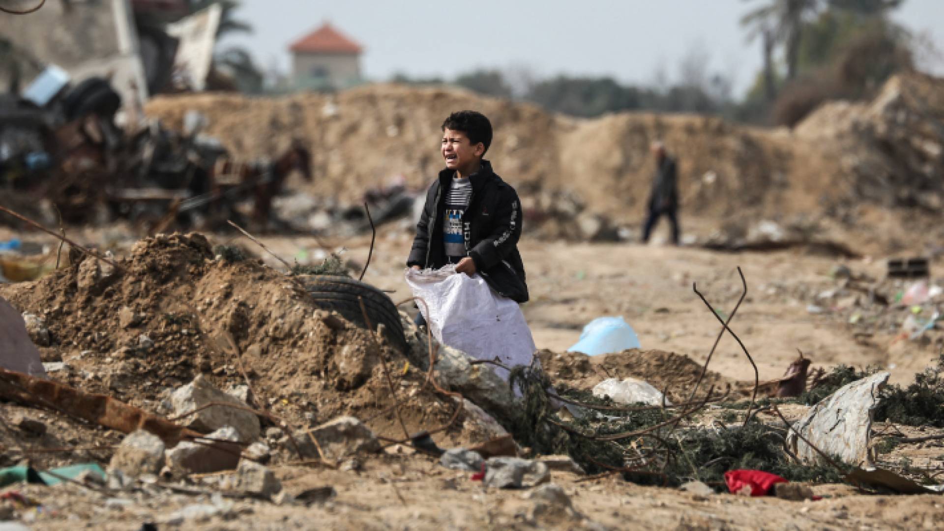 صبي فلسطيني يبكي وهو يقف وسط الأنقاض في مخيم المغازي للاجئين الفلسطينيين