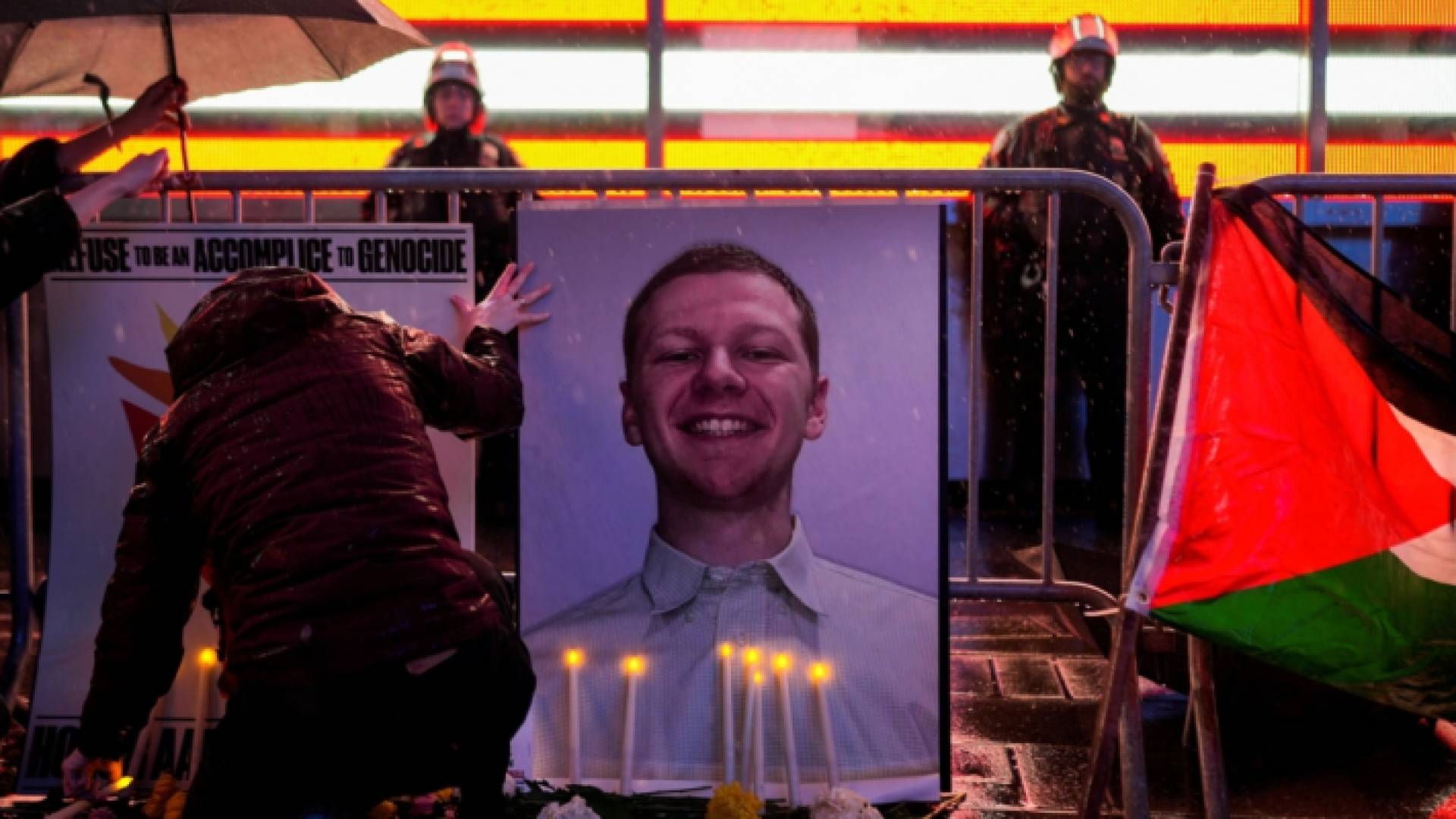 أثناء تكريم الطيار الأمريكي الذي أشعل النار في نفسه أمام سفارة "إسرائيل" بواشنطن/ رويترز