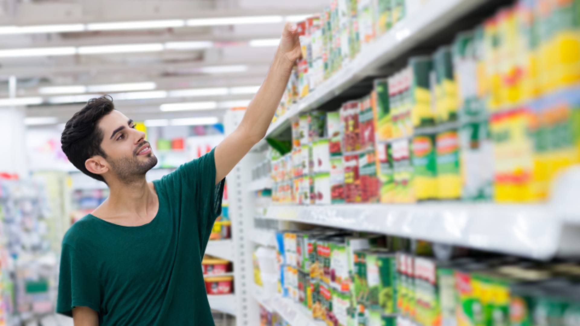 شخص يتسوق داخل مركز تجاري