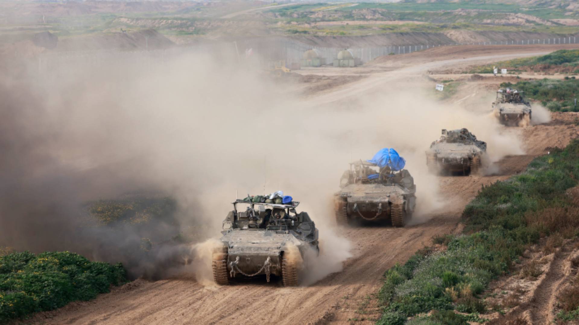 آليات عسكرية تابعة للاحتلال الإسرائيلي متوغلة في غزة