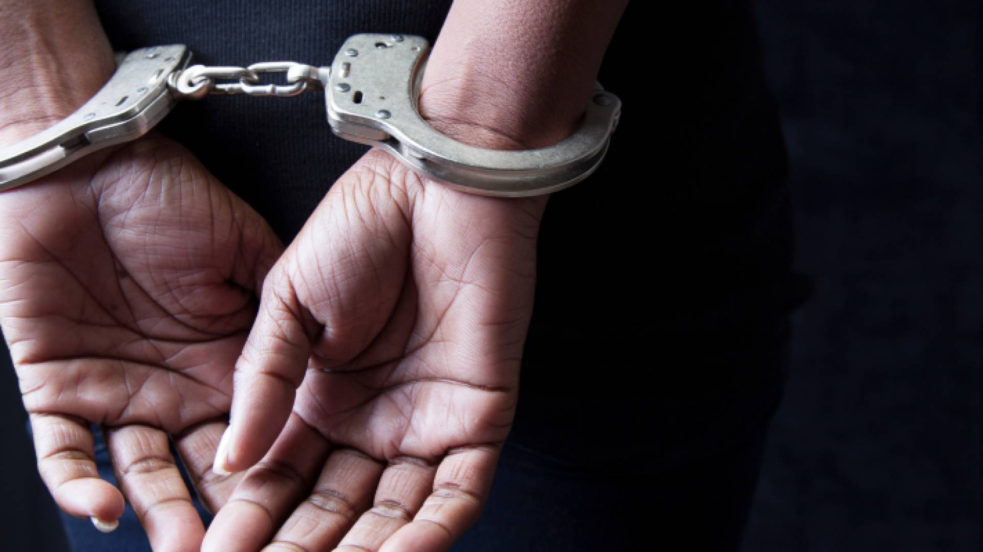 شخص مقيد بالأصفاد